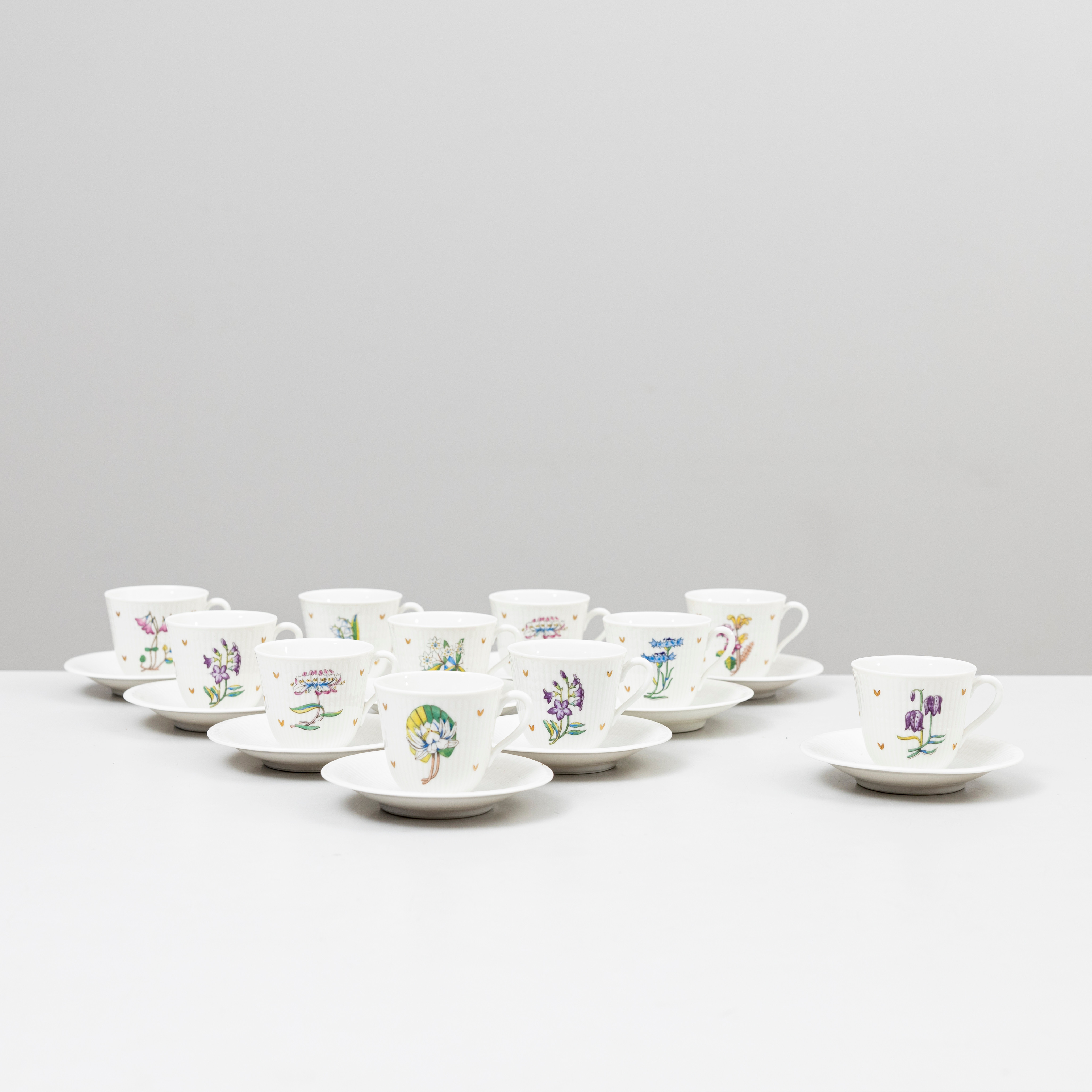 LOUISE ADELBORG. Moccaservis, 11 delar, porslin, "Swedish Grace", Lanskapsblommor, stämpelmärkta, Rörstrand.