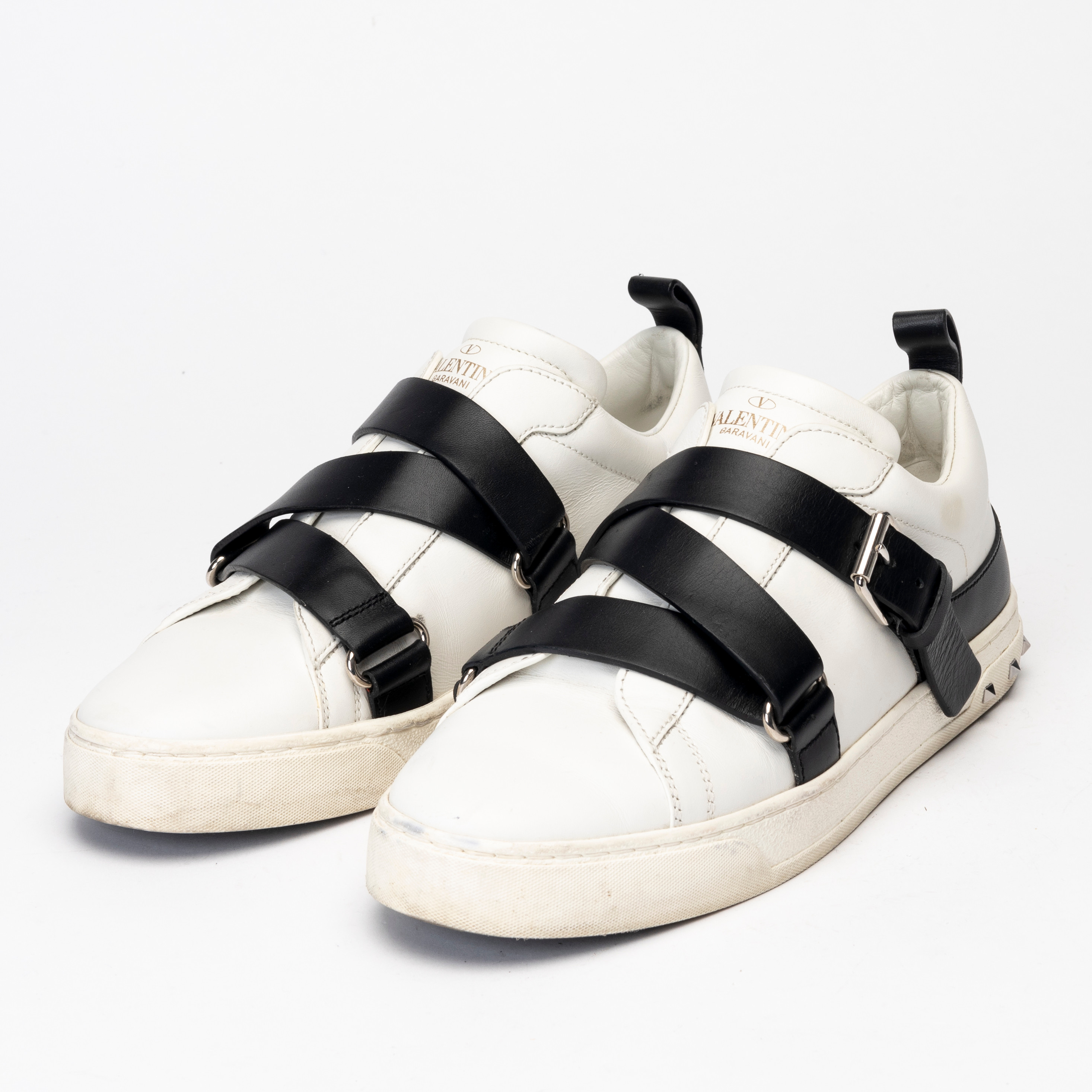 VALENTINO. Sneakers, Valentino Garavani V-Punk Rockstud sneakers, storlek 37.