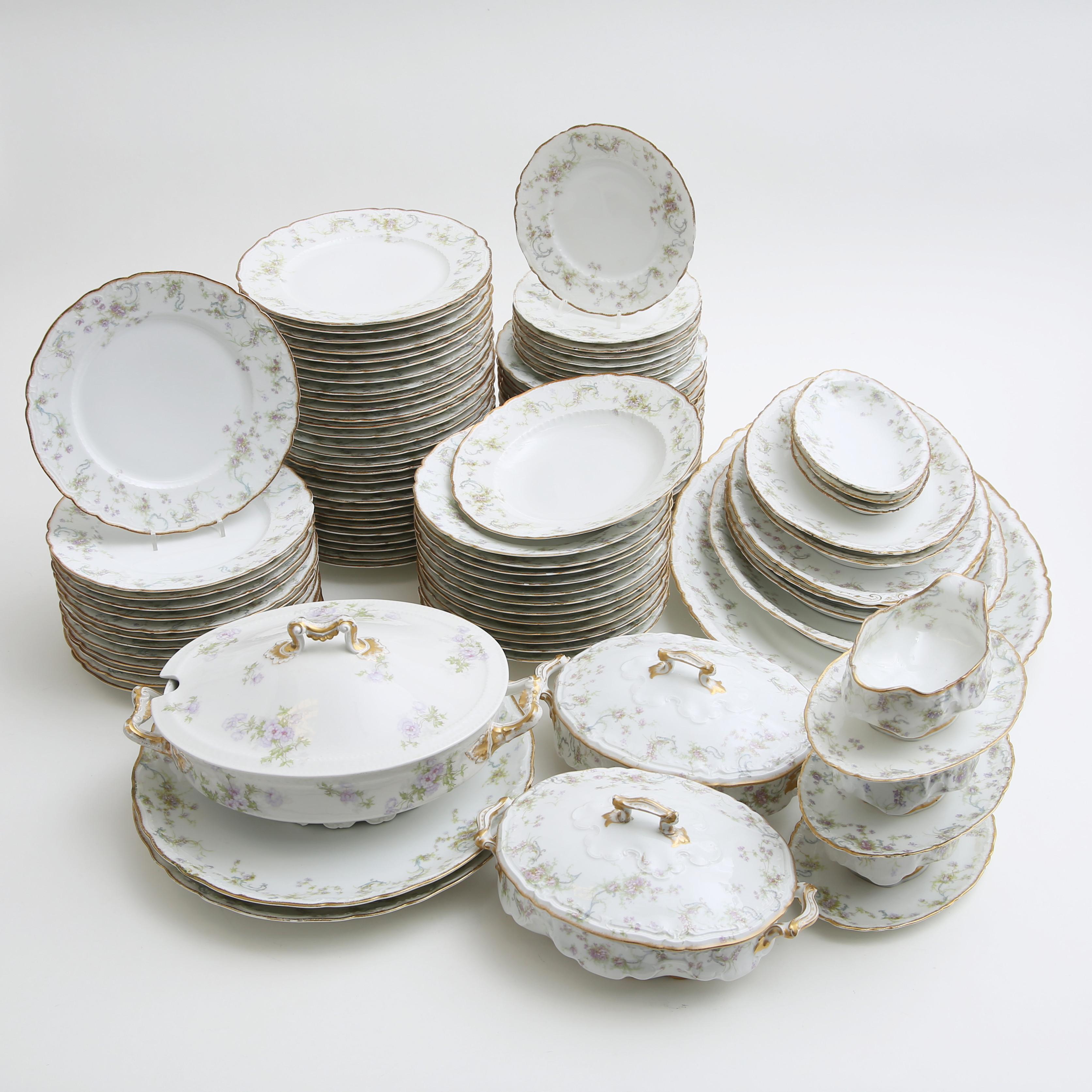 MATSERVIS, 96 delar, Haviland & co, Limoges, Frankrike.