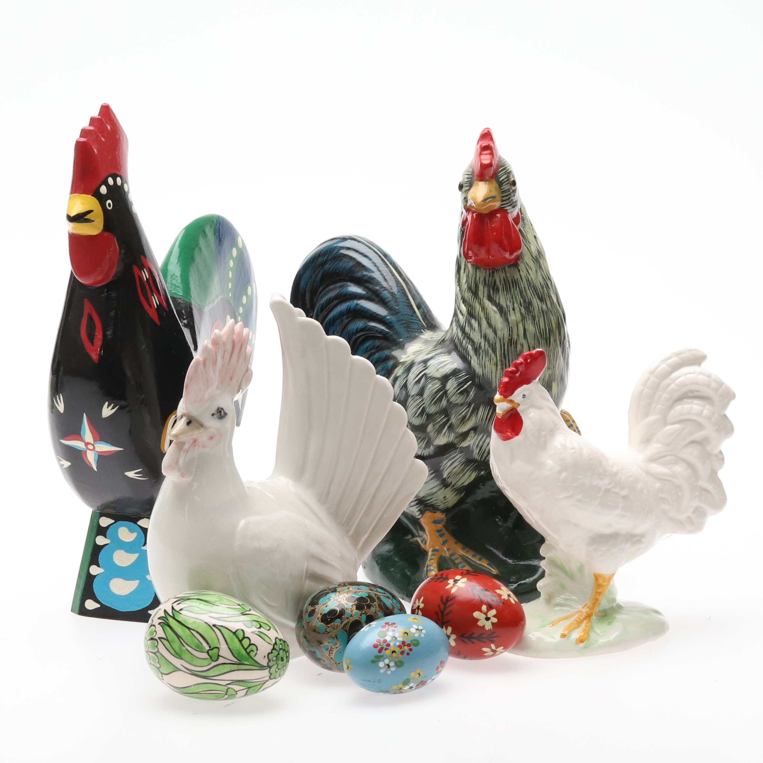 PÅSKDEKORATIONER. 8 delar. Porslin, lergods och trä, tuppar och ägg.