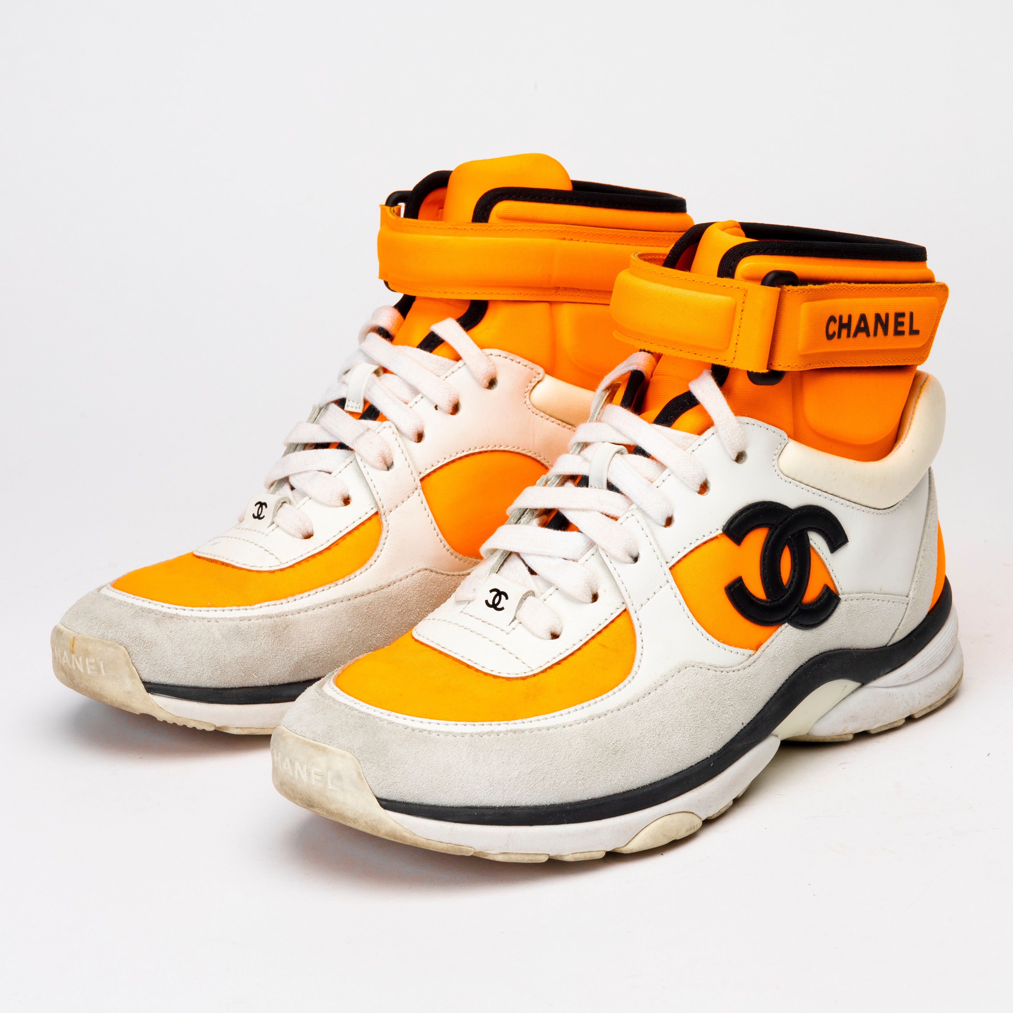 CHANEL. Sneakers, Chanel Interlocking CC High top sneakers, storlek 36,5.