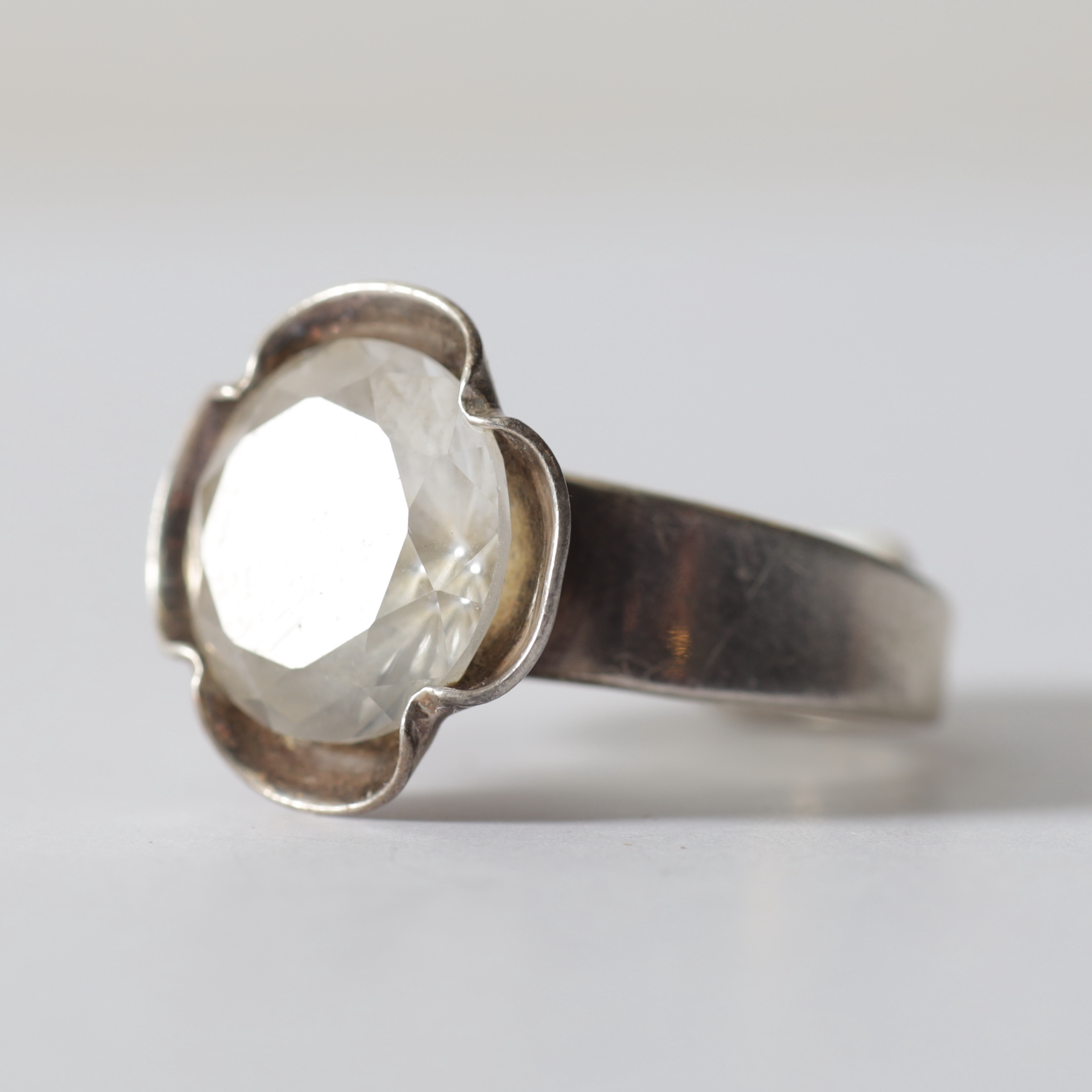 KARL-ERIK PALMBERG. ring, sterlingsilver & bergskristall, för Alton Guldvaru. A.B., Falköping, 1973. Totalvikt ca 5,5 gram.