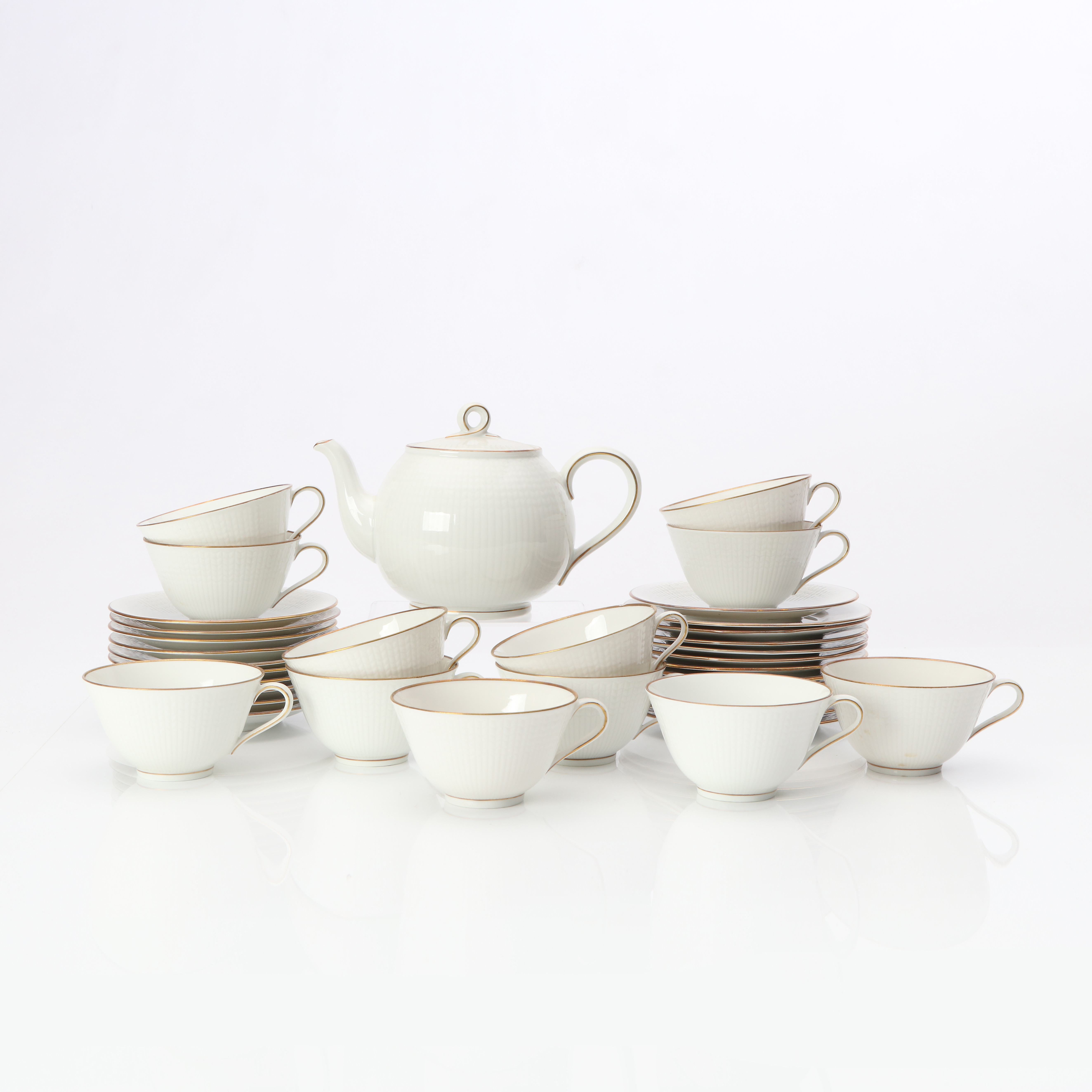 LOUISE ADELBORG. TESERVIS, 24 DELAR. Porslin med förgylld kant. "Swedish Grace". Rörstrand.