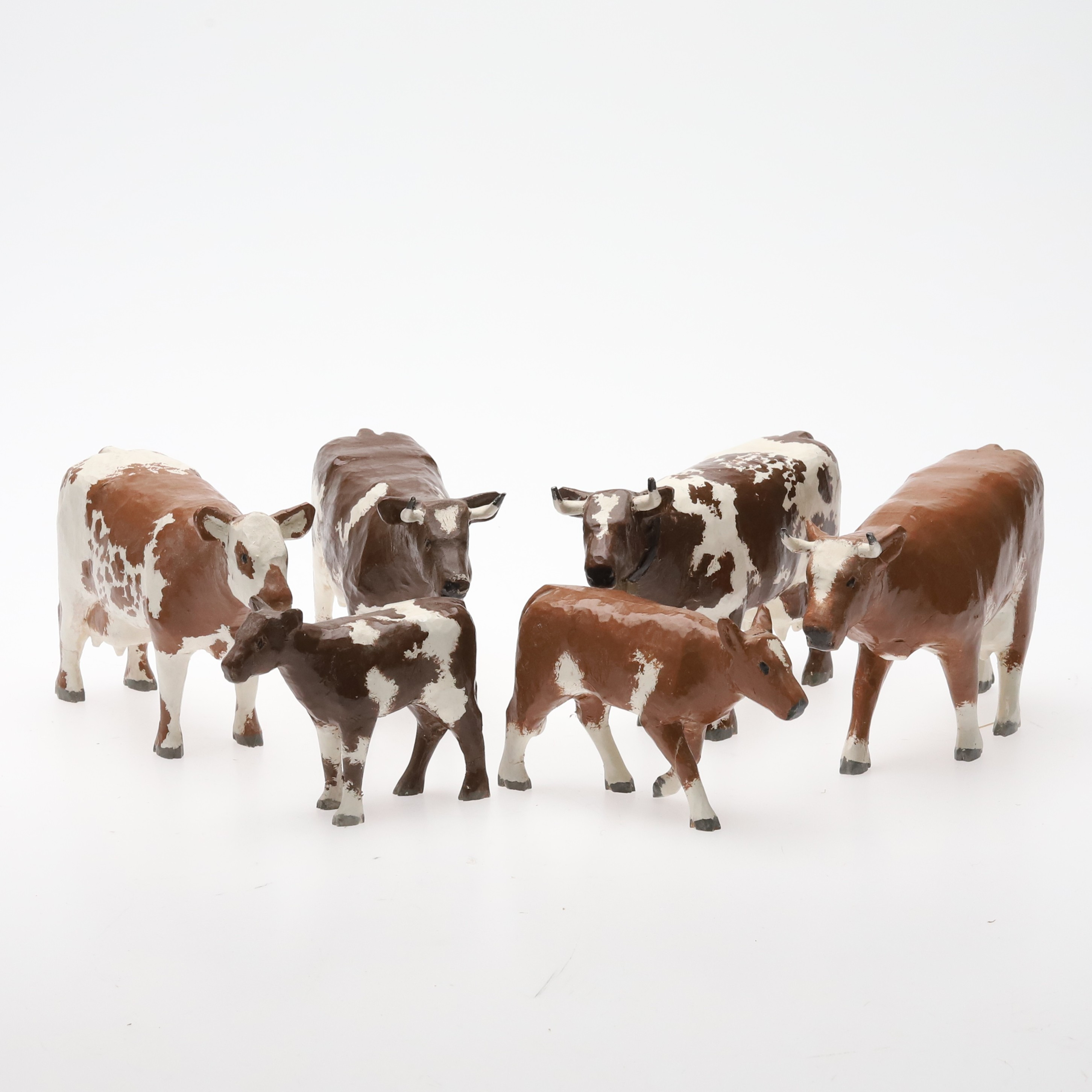 OIDENTIFIERAD KONSTNÄR. SKULPTURER. 6 st. Skuret trä, kossor med kalvar, 1900-talets andra halva.