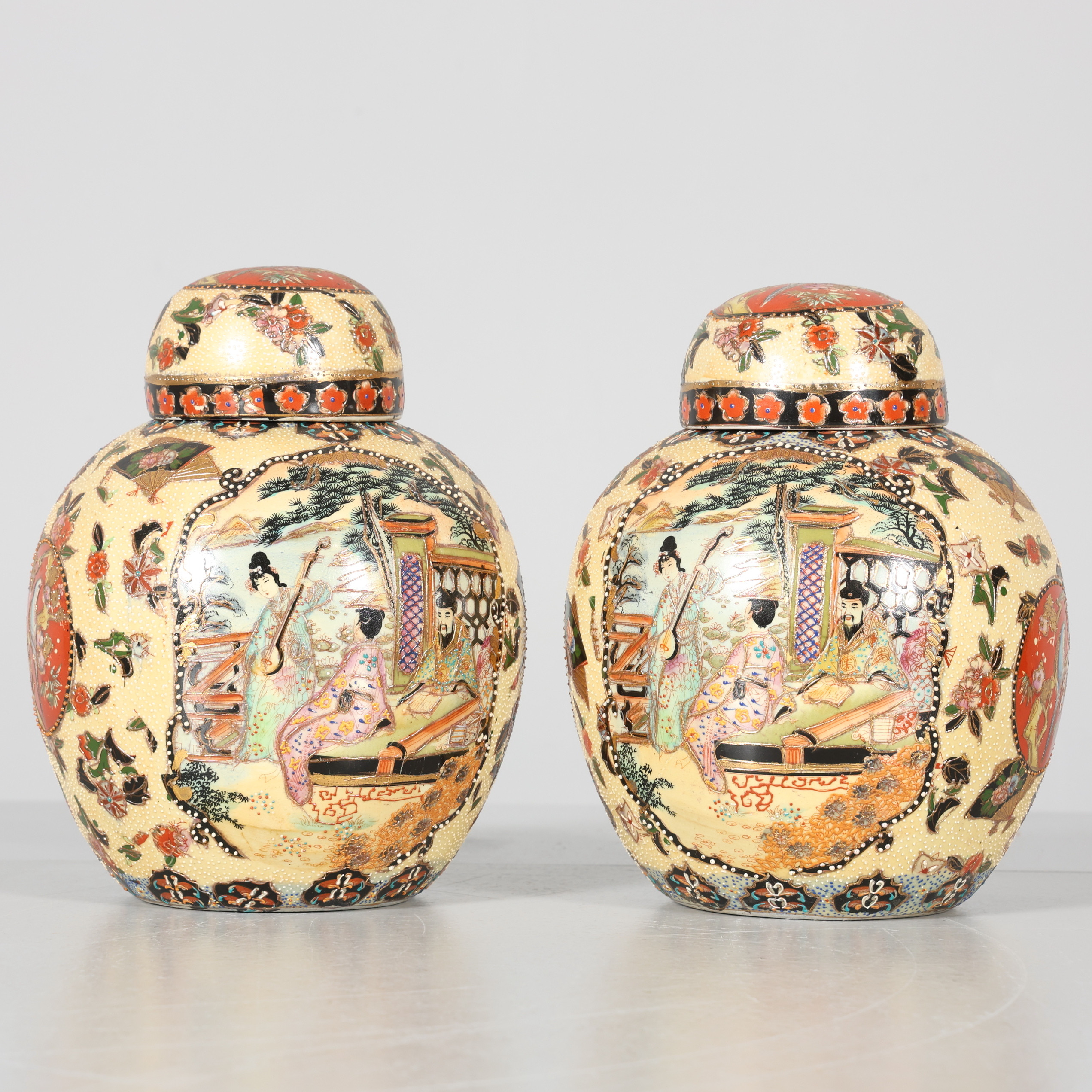 BOJANER, 1 par, keramik, 1900-tal, Satsuma, Japan.