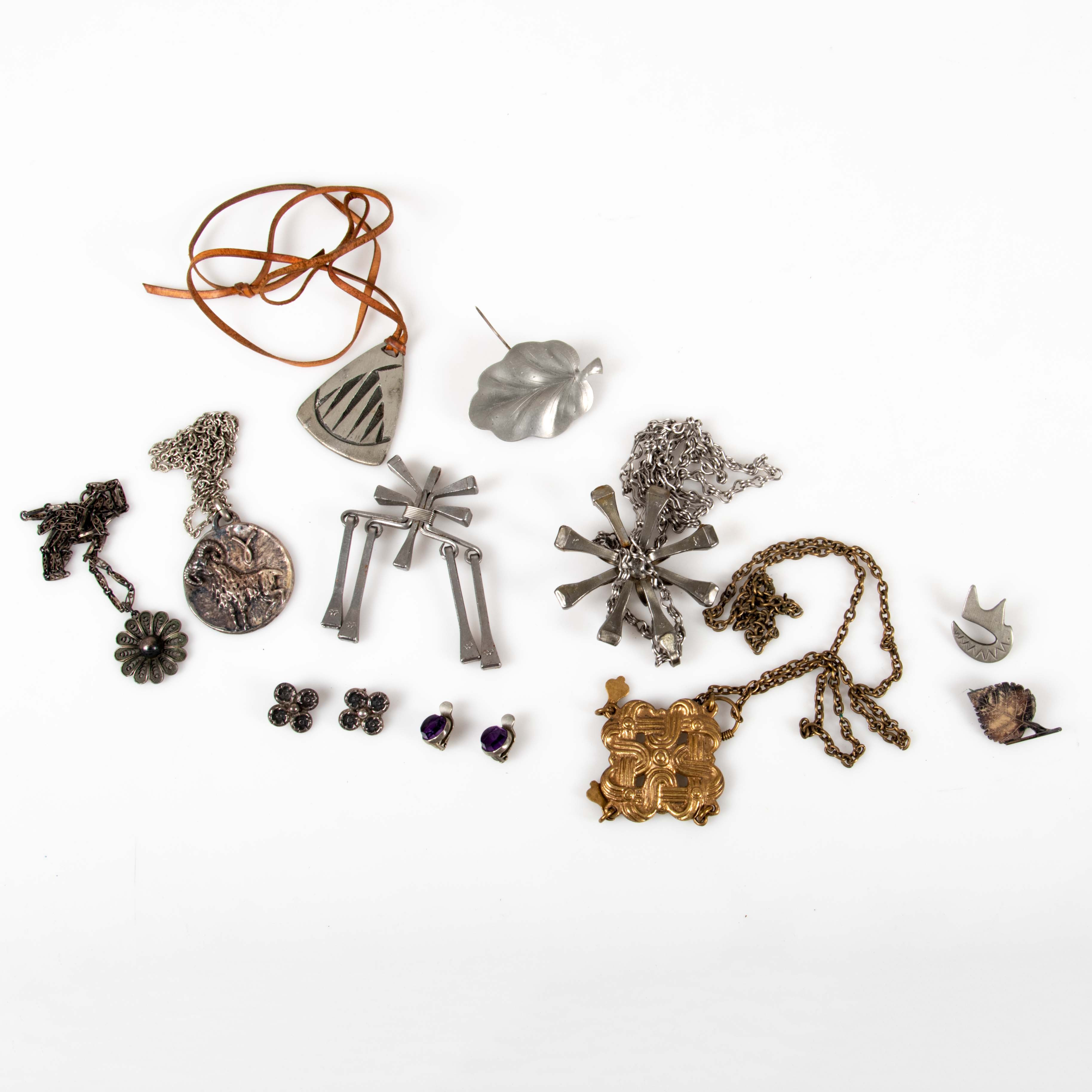 SMYCKEN. Bl.a Kalevala Koru, 12 delar, tenn, silver, vitmetall. Collier, örhängen mm.