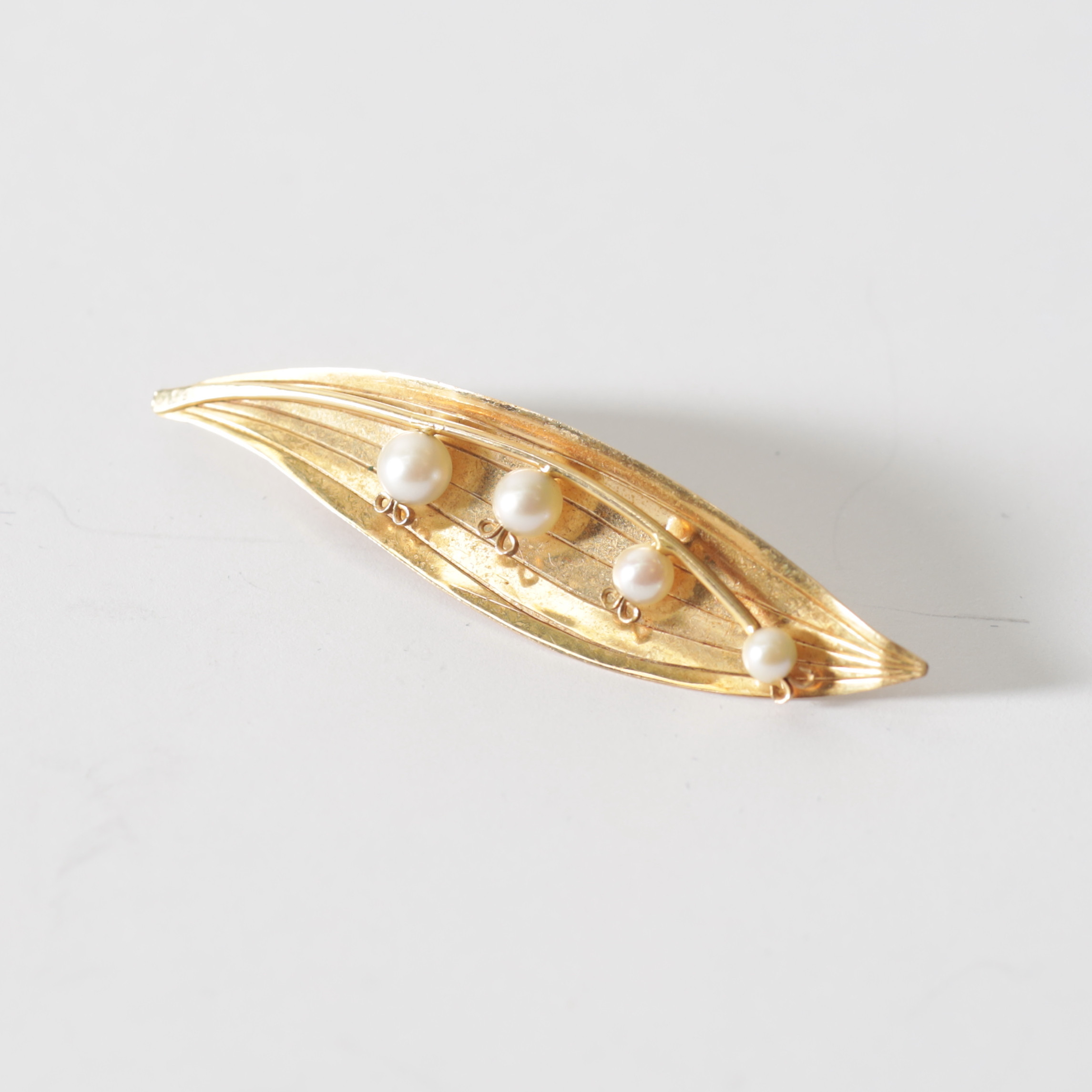 BROSCH, 18K med pärlor, Sune Karlsson City Guld A.B., Köping, 1965. Totalvikt ca 2,8 gram.