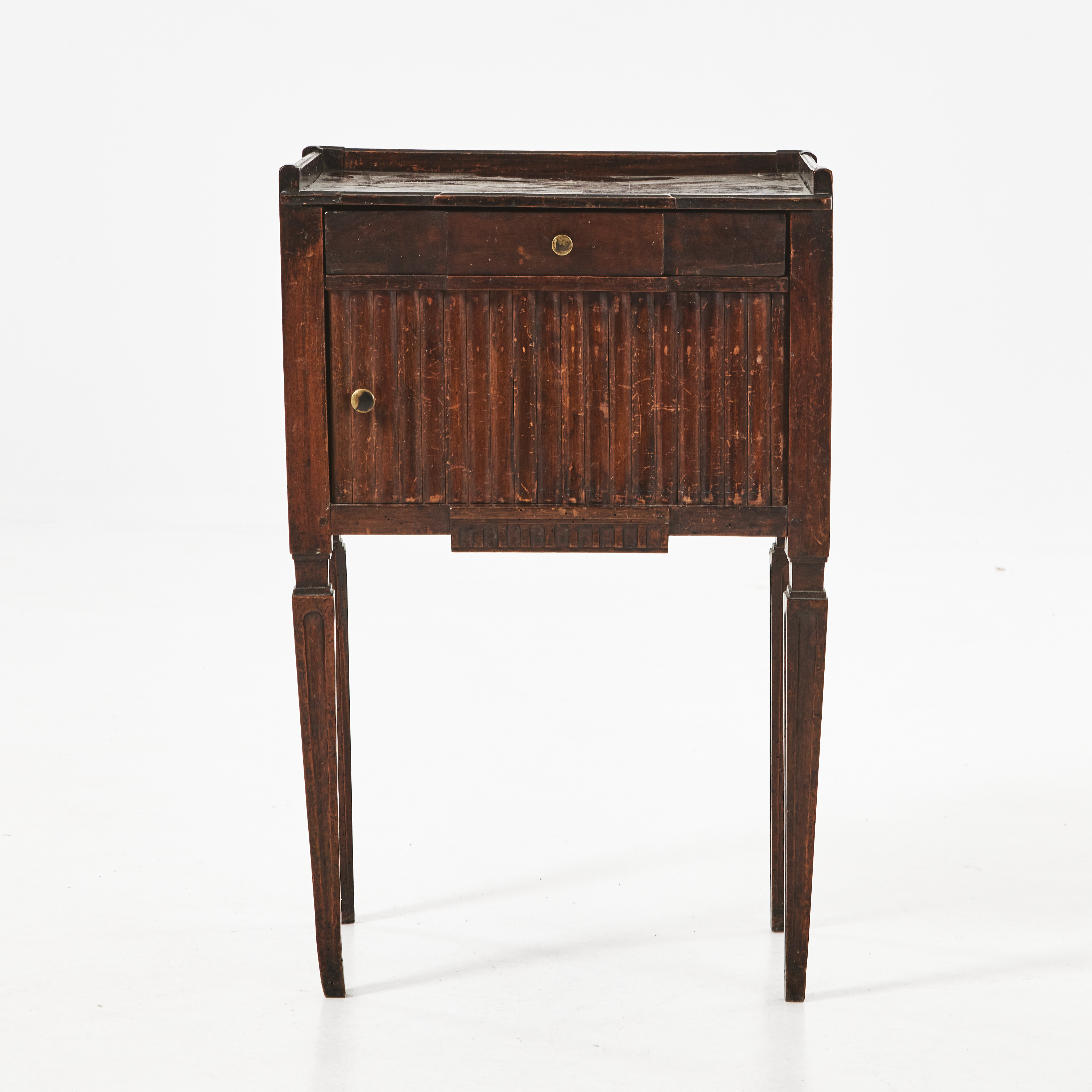 POTTSKÅP, 1800-talets början, sengustaviansk, skuren dekor, profilerade avsmalnande ben, skåp med jalusi, en låda.