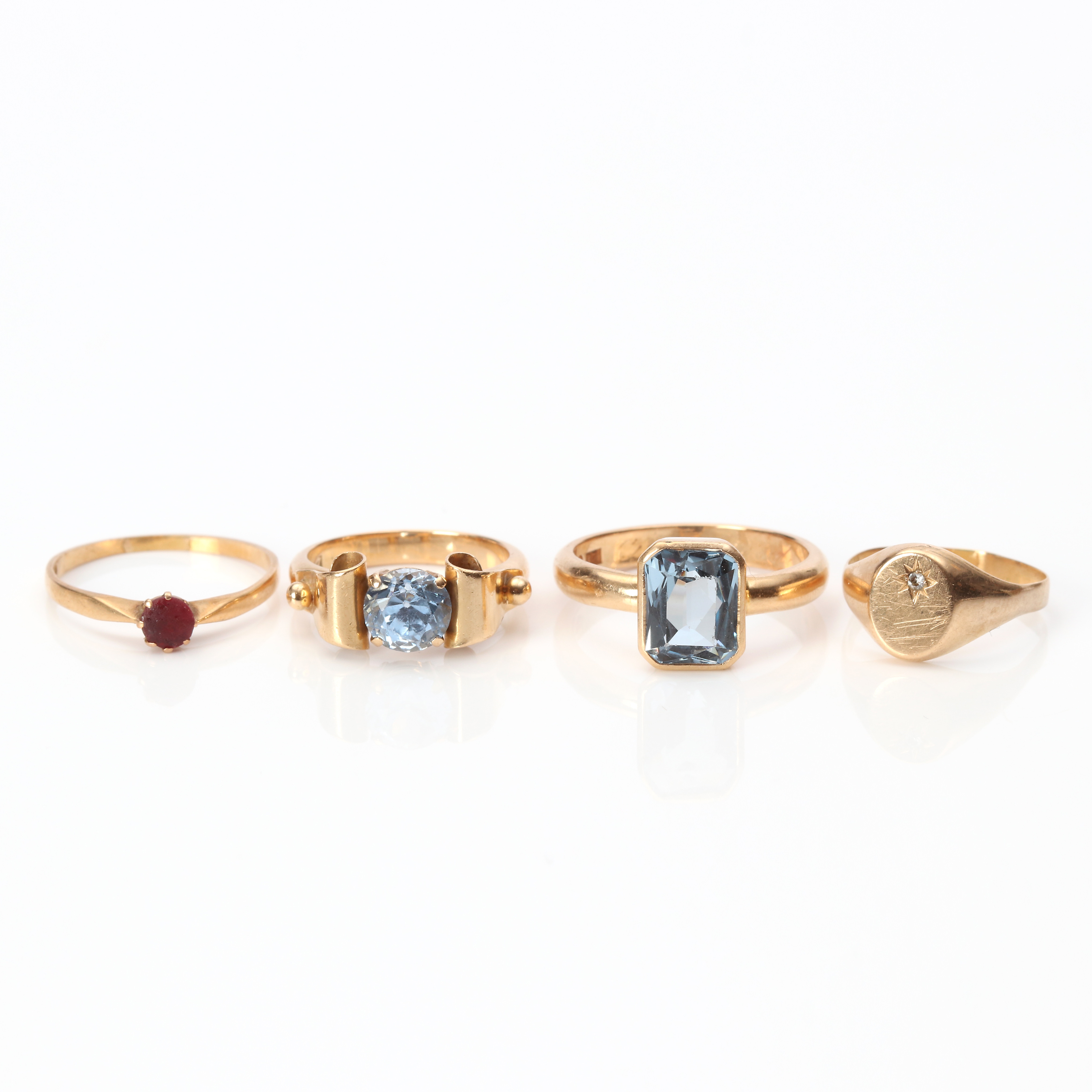 GULDRINGAR, FYRA ST. 18k guld med olikfärgade stenar, totalvikt ca 15,4 gram.