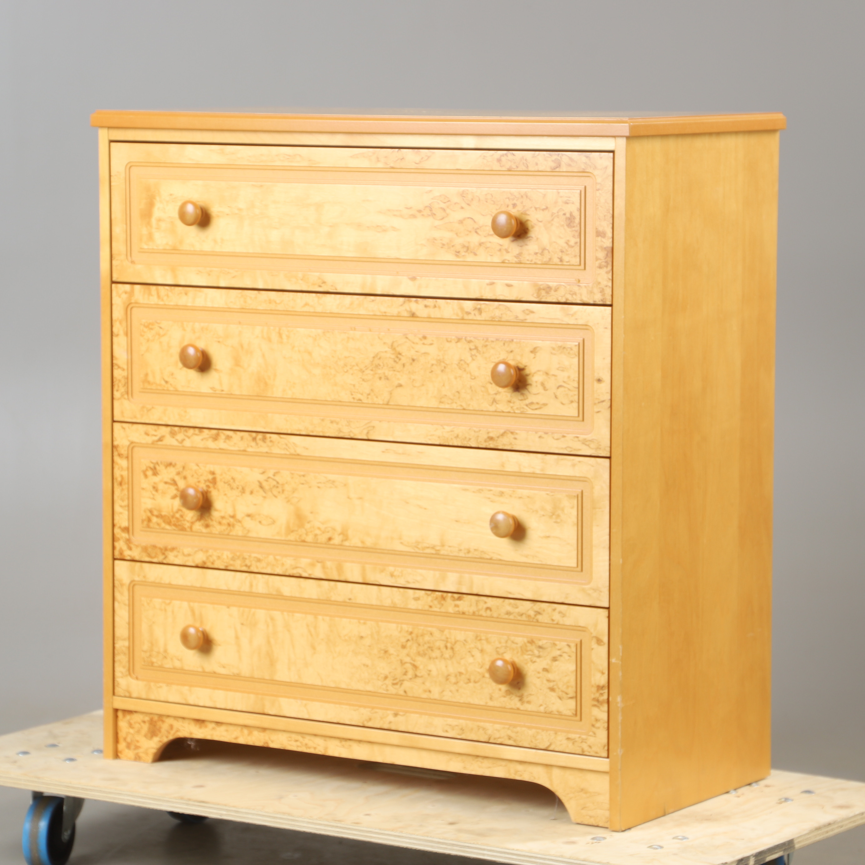 BYRÅ, 4-lådig, masurbjörk, 1900-talets andra hälft.