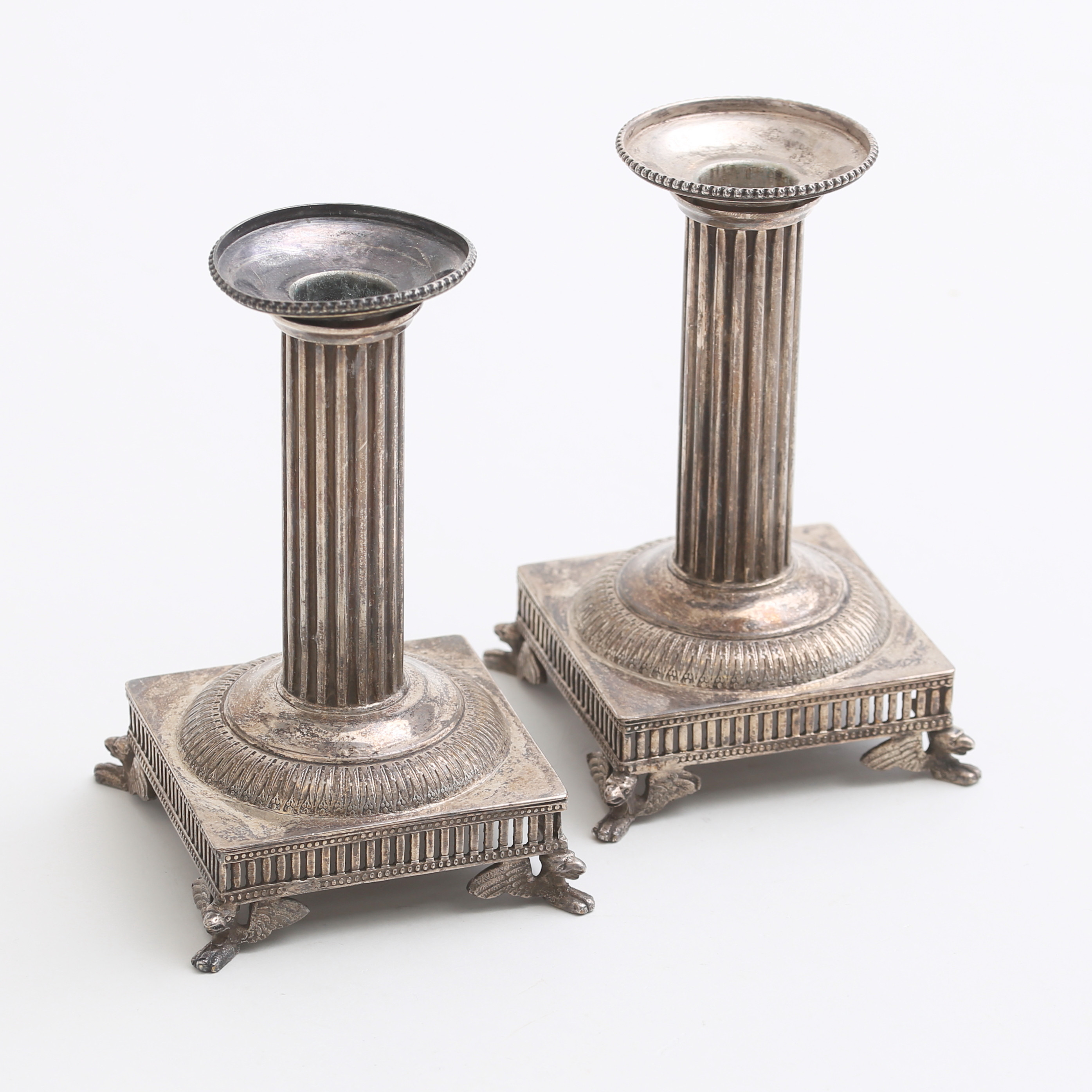 LJUSSTAKAR, ett par, kolonnmodell, nysilver, 1900-tal.