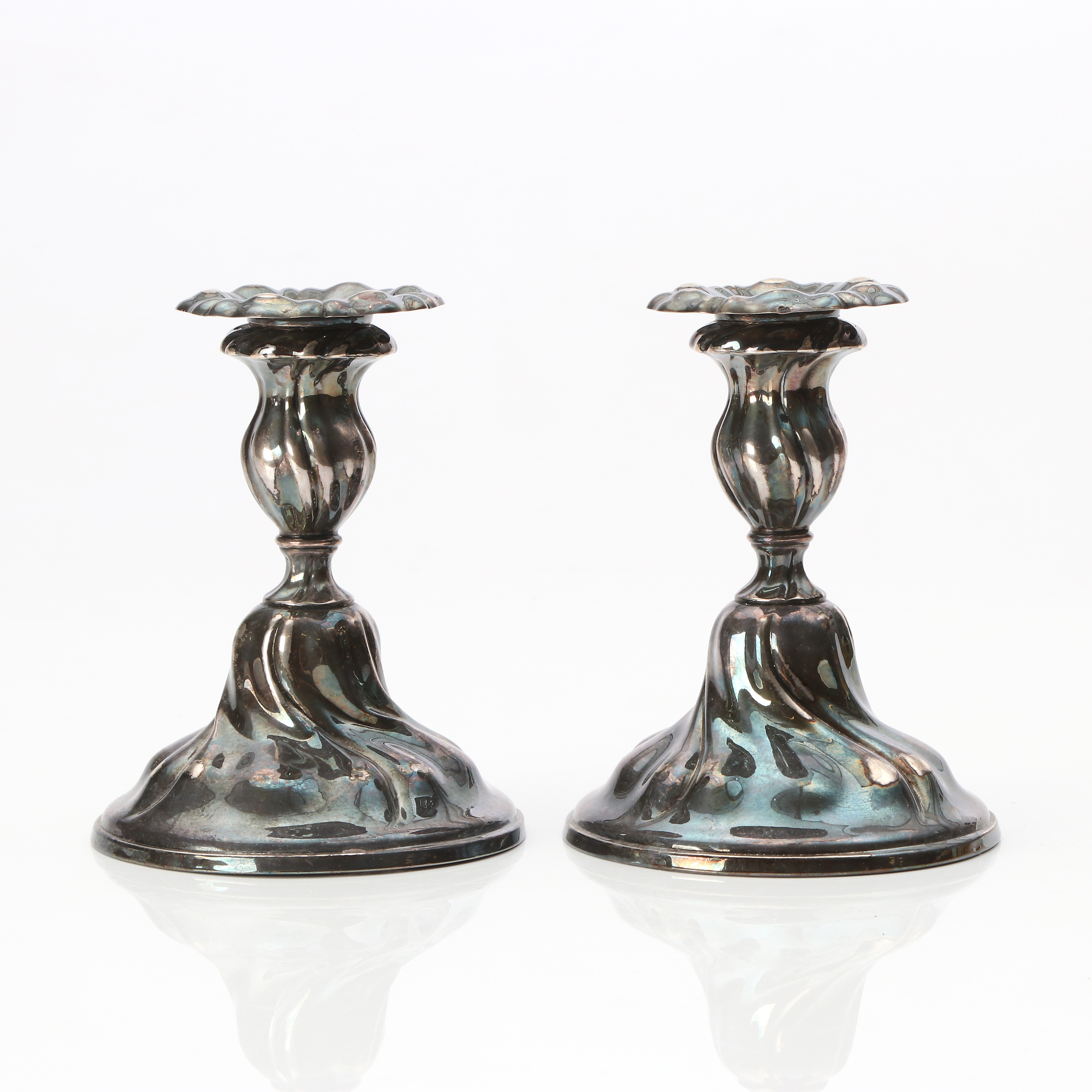 LJUSSTAKAR, ETT PAR. Silver, bottenplatta i annan metalll. Rokokostil, 1900-tal.