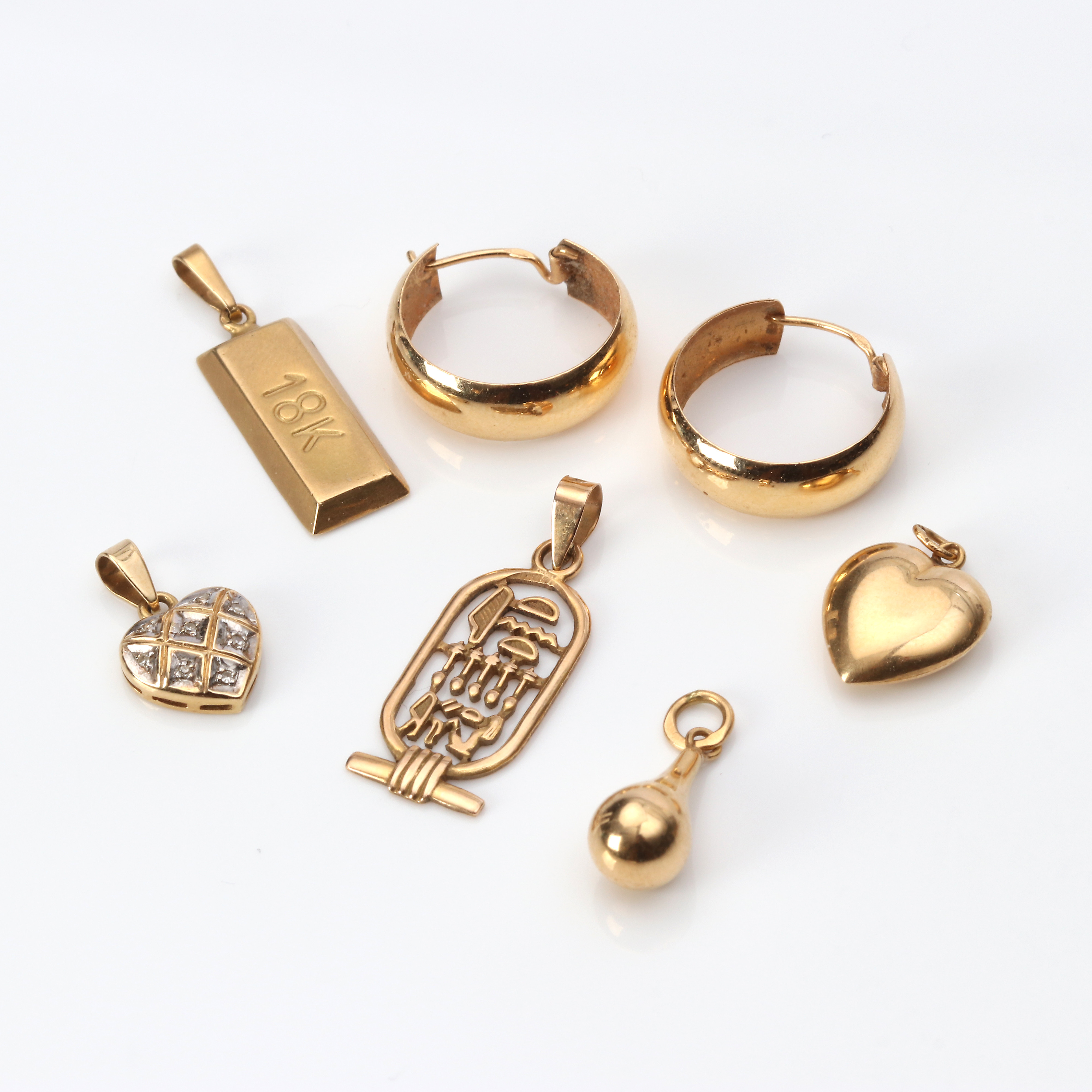 HÄNGEN OCH ÖRHÄNGEN, FEM ST+ETT PAR. 18k guld och små diamanter, totalvikt ca 6,5 gram.