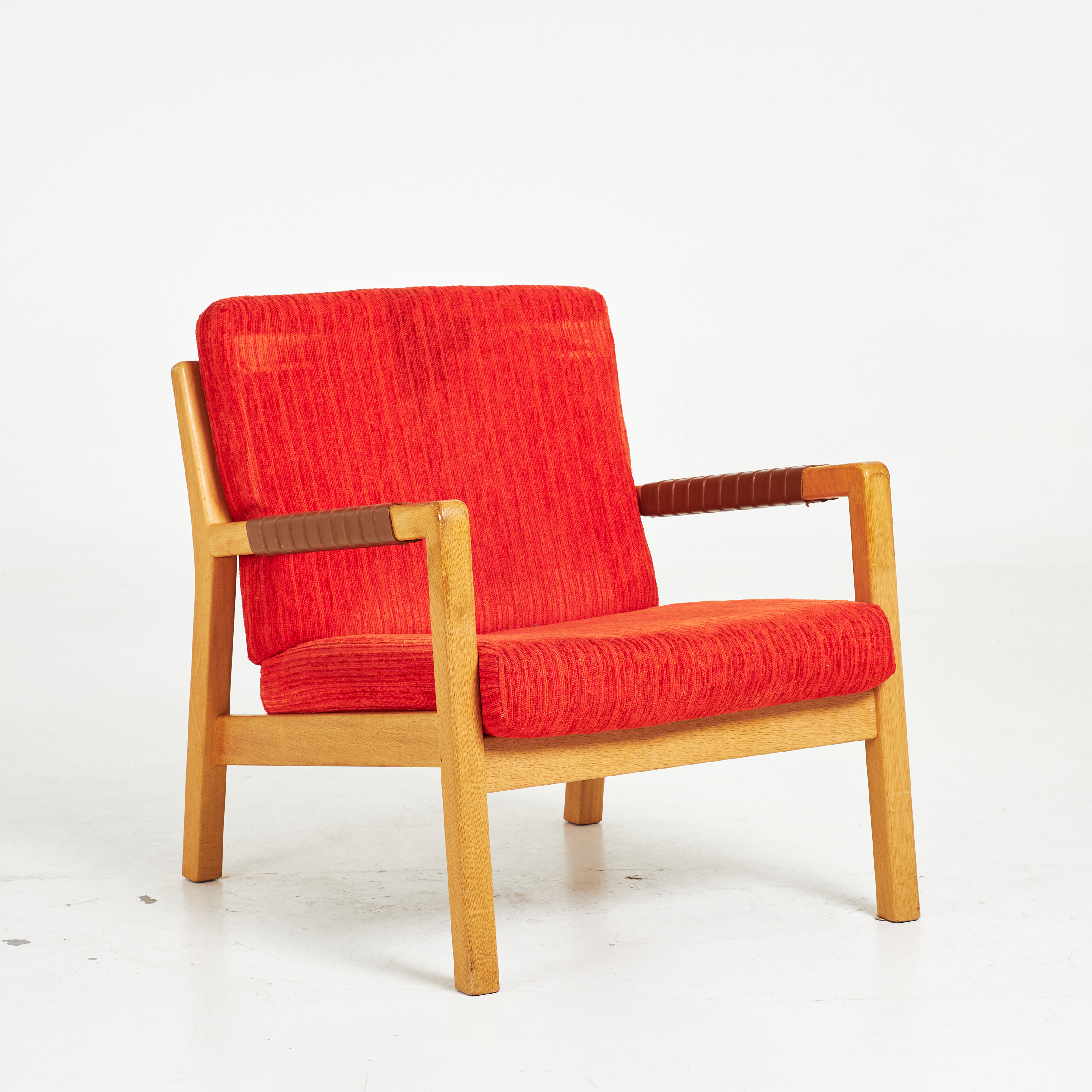 CARL-GUSTAF HIORT AF ORNÄS. Fåtölj, "Studio", formgivningsår 1954, Puunveisto, Finland. ek, lösa plymåer med textilklädsel, armlän med lindat läder.