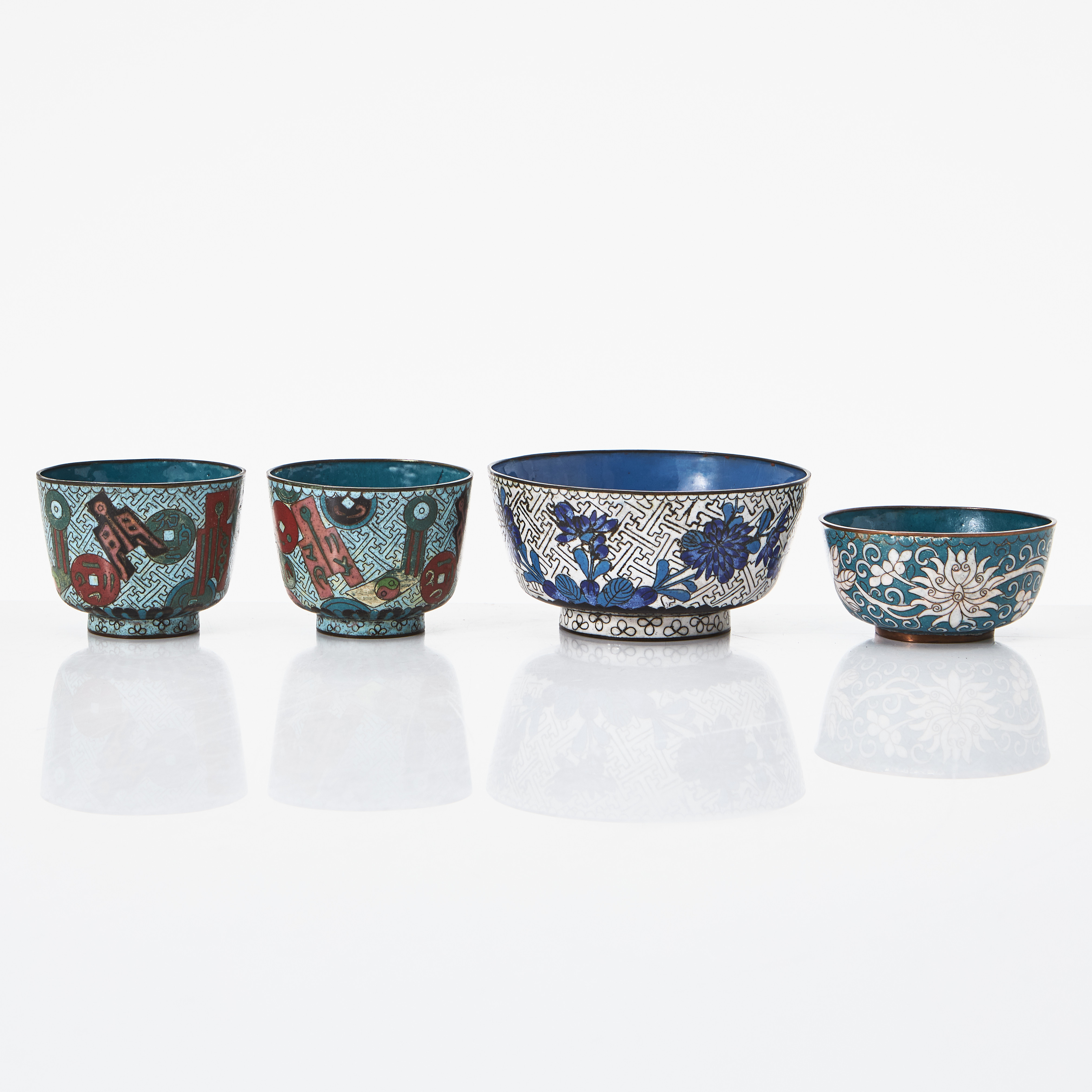SKÅLAR, 4 stycken, cloisonné, Kina, tidigt 1900-tal, varav två är ett par.