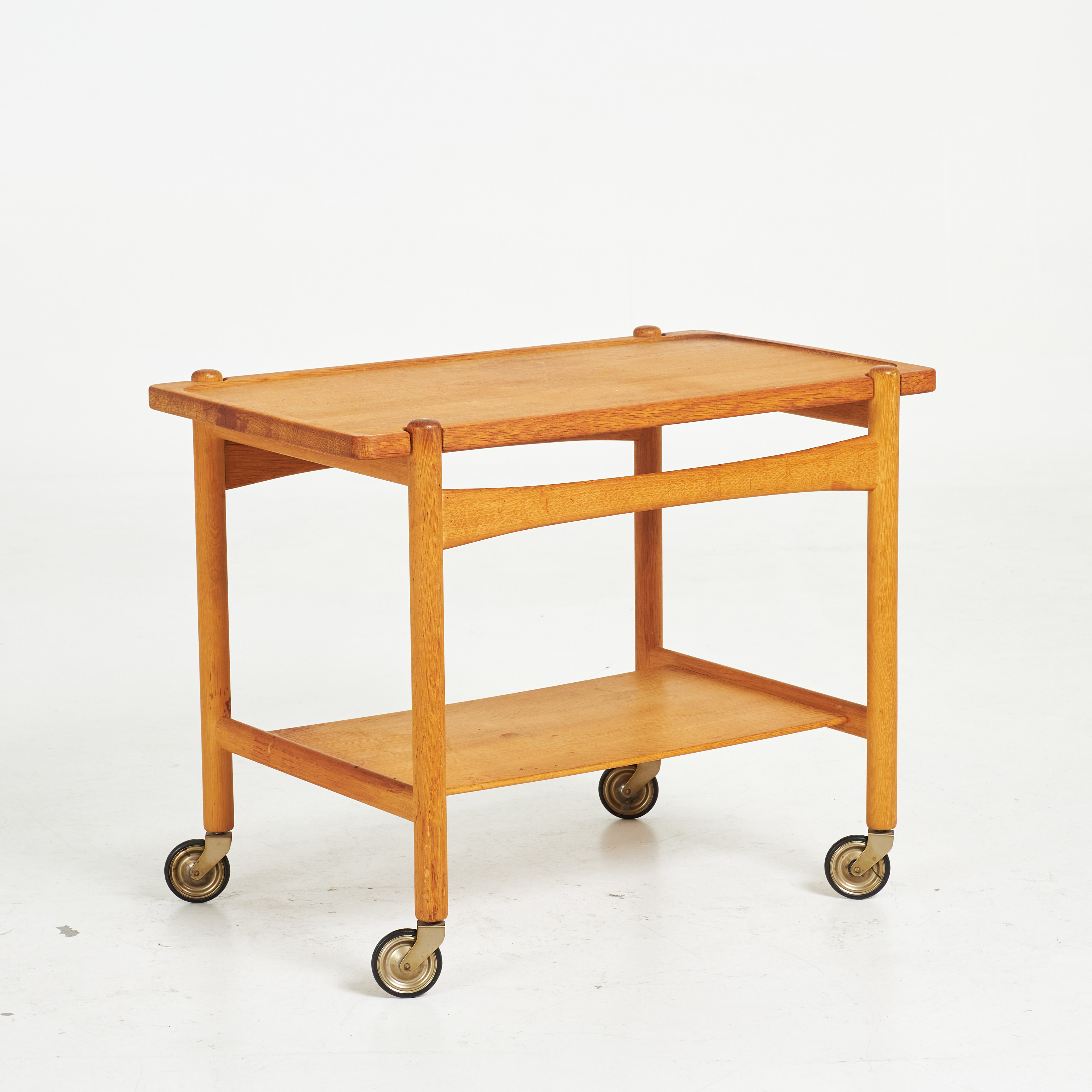 HANS J WEGNER. Serveringsvagn, Andreas Tuck, Danmark, 1960-tal, ek, på hjul, övre skivan löstagbar, brännmärkt.