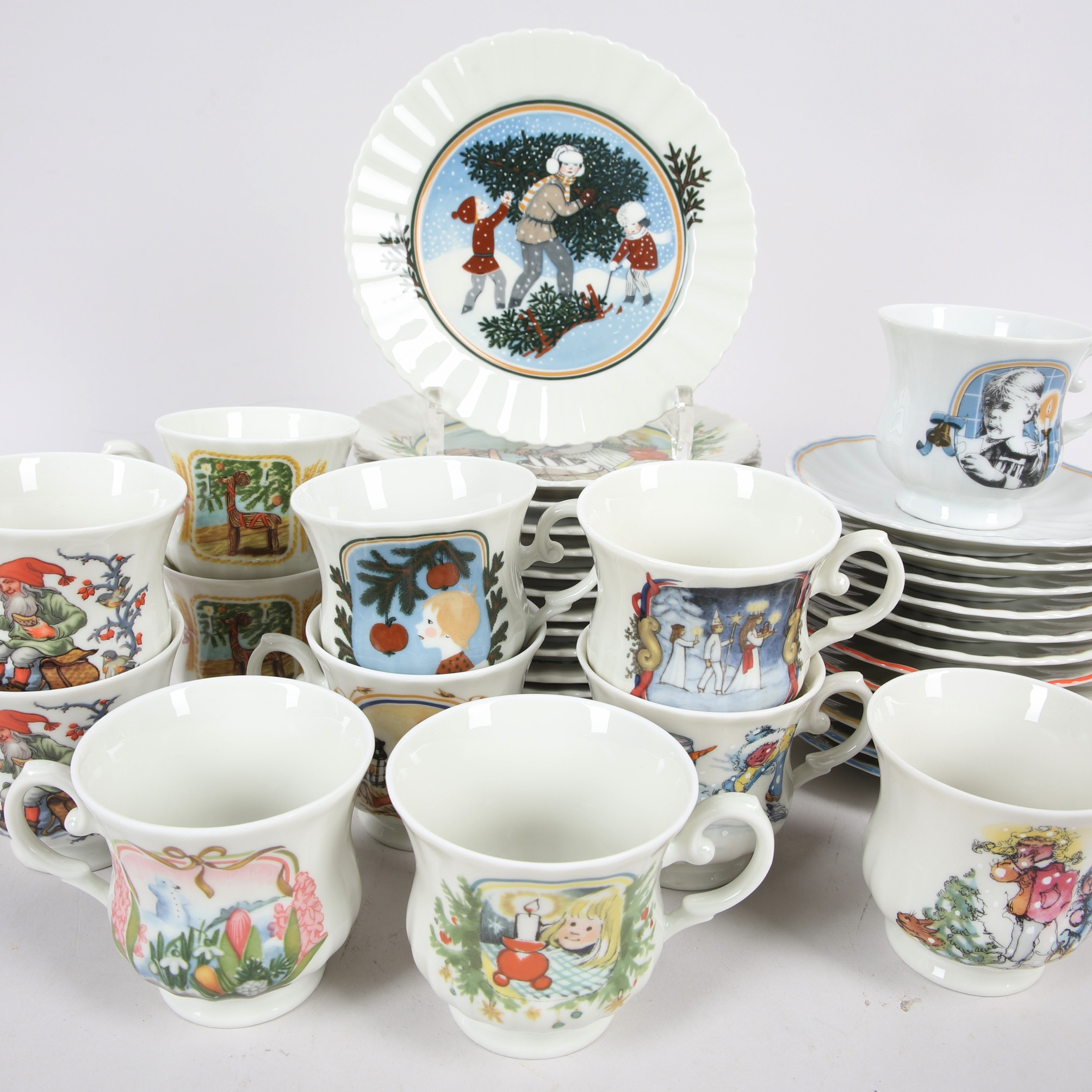 KAFFESERVIS, 36 delar, kaffekoppar med fat samt assietter, "Jul", Fyrklövern, 1977-1989.