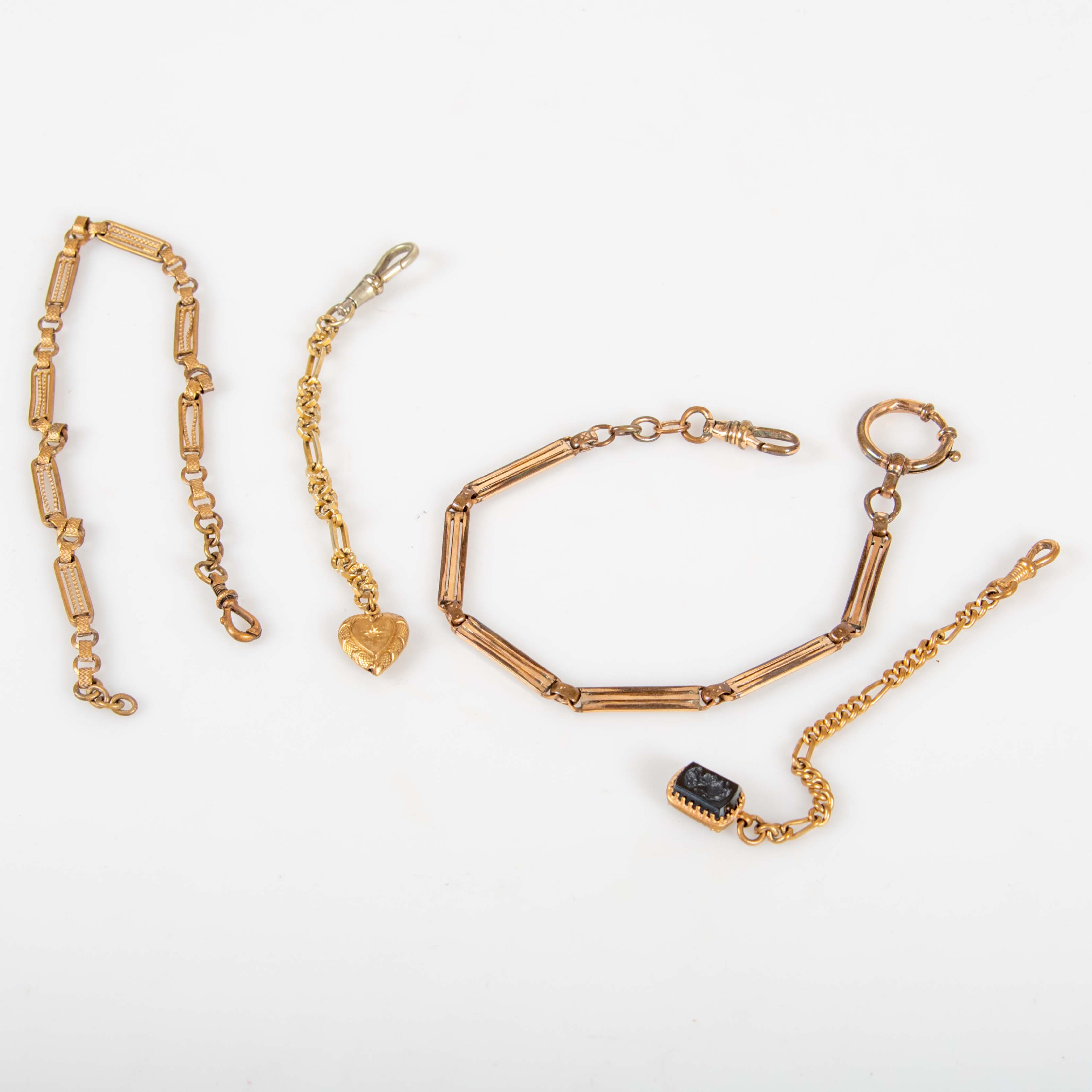 FICKURSKEDJOR och CHATELAINE. 4 delar, gulmetall och onyx. 18/1900-tal.