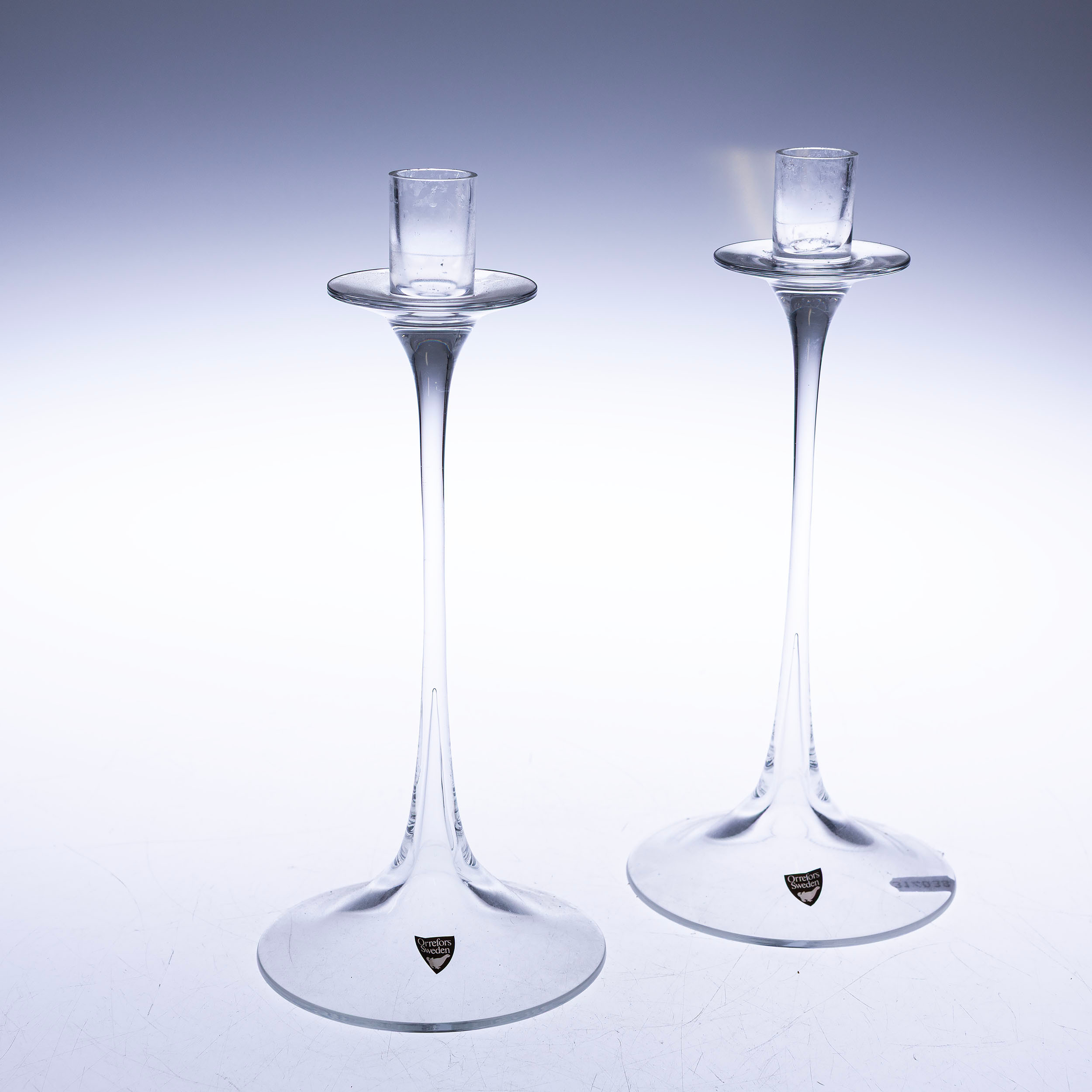 NILS LANDBERG. Ljusstakar, 2 st. "Gabriel", glas, Orrefors.