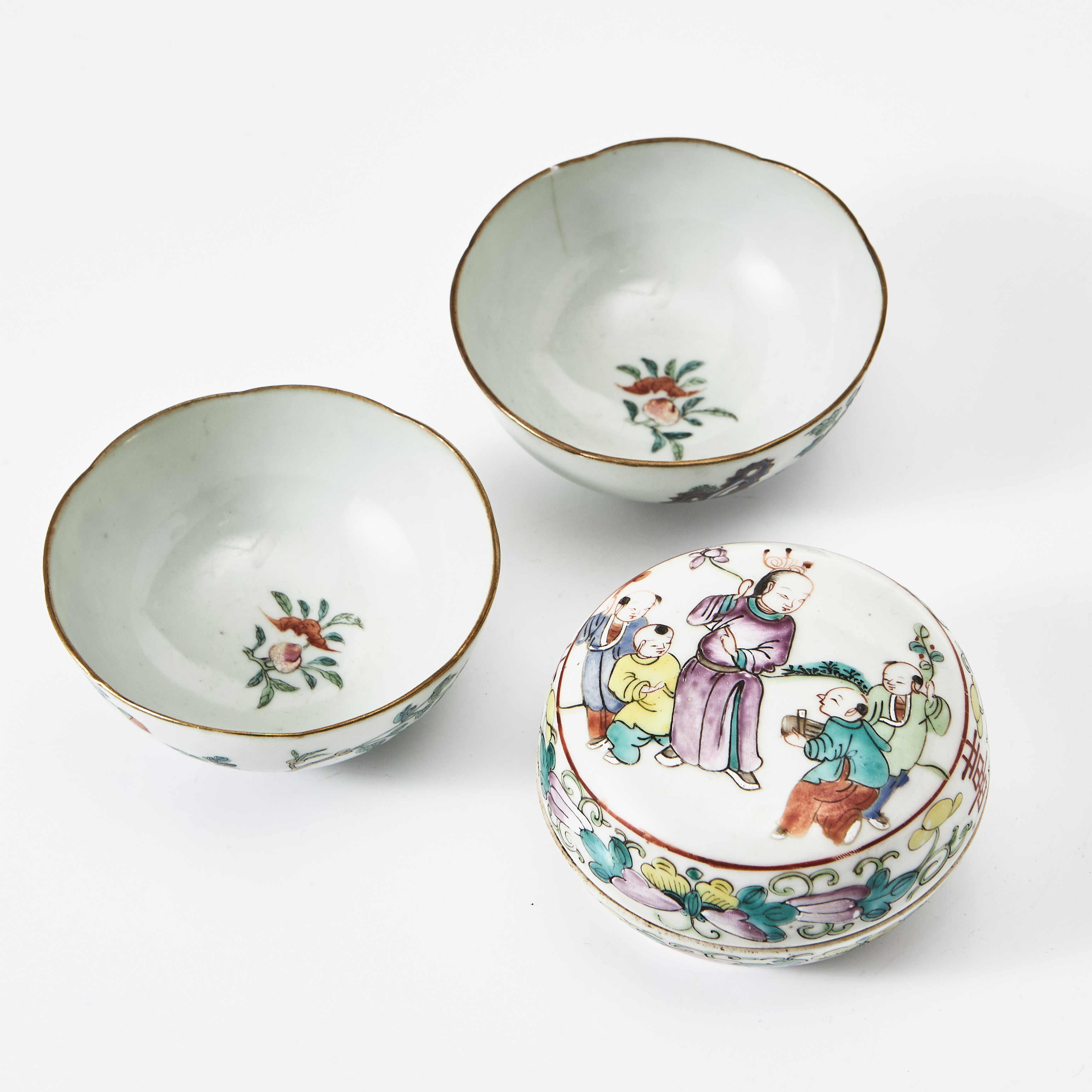 SKÅLAR, 2 stycken, samt BURK med LOCK, porslin, 18-/1900-tal, dekor i famille rose resp. emaljfärger.