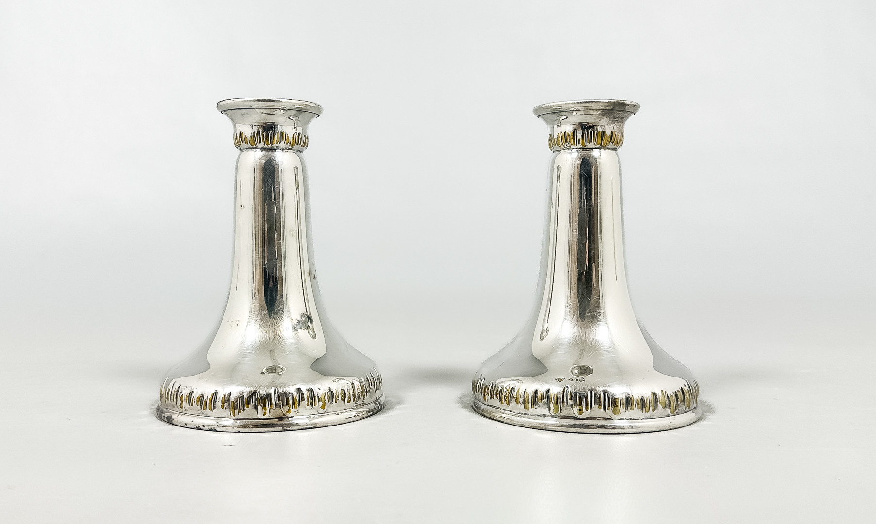 LJUSSTAKAR, ett par, nysilver, proveniens.