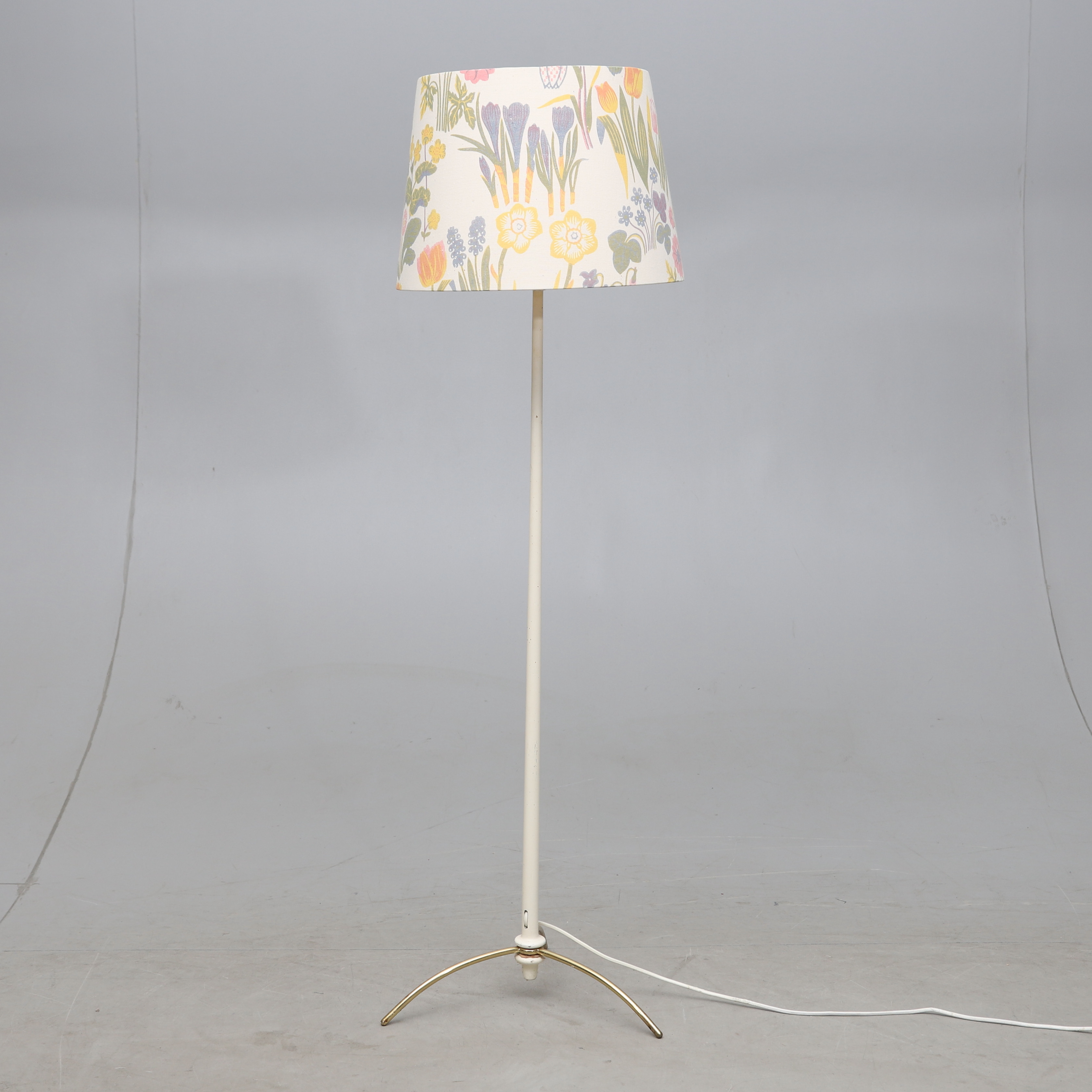 HANS-AGNE JAKOBSSON. Golvlampa, trä och mässing, modell G45, Markaryd, lampskärm klädd i "Svenska vårblommor", Firma Svenskt Tenn.