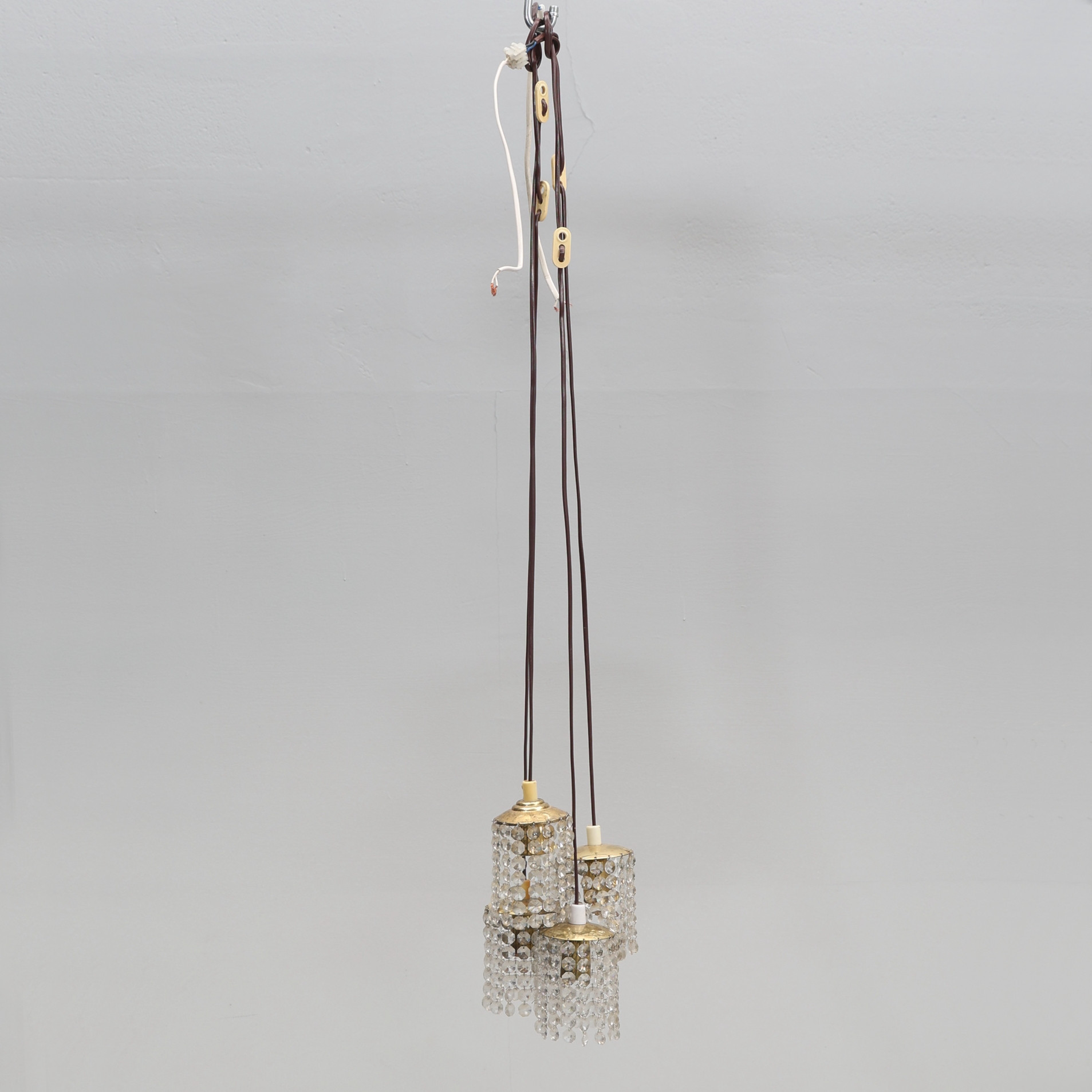 FÖNSTERLAMPOR, fyra stycken, mässing och kristall.