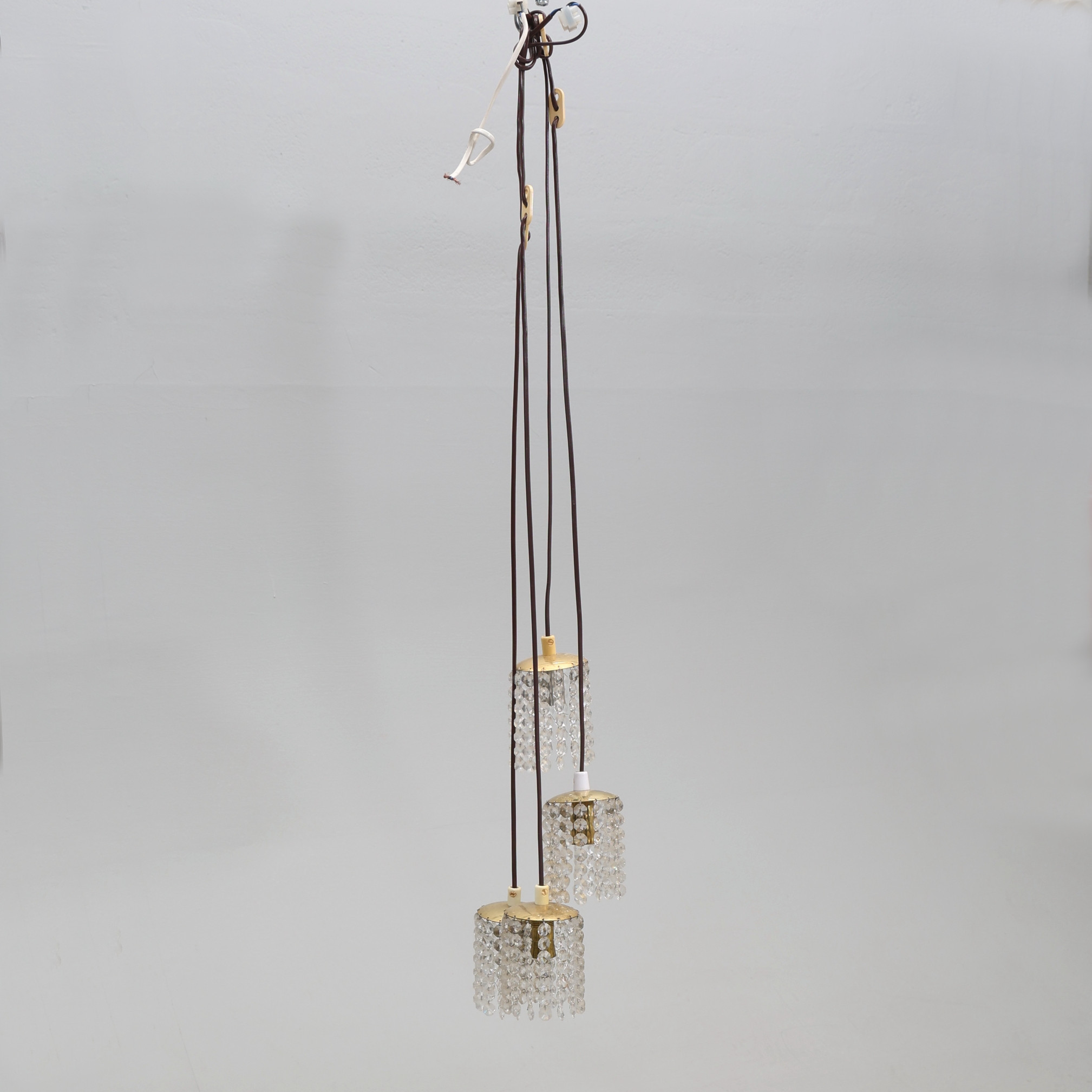 FÖNSTERLAMPOR, fyra stycken, mässing och kristall.