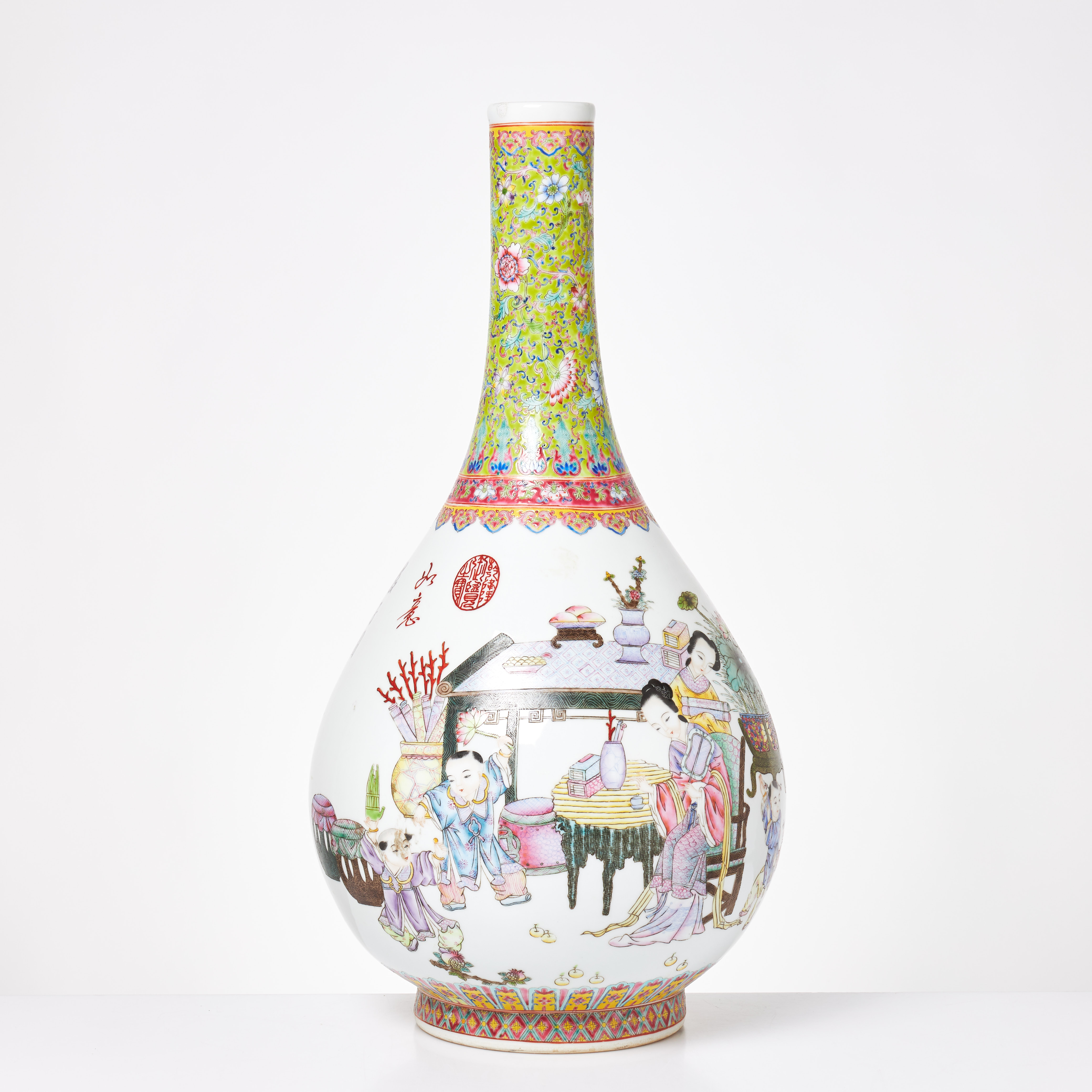 GOLVVAS, Kina, 1900-tal, polykrom dekor med figurscener och kalligrafi.