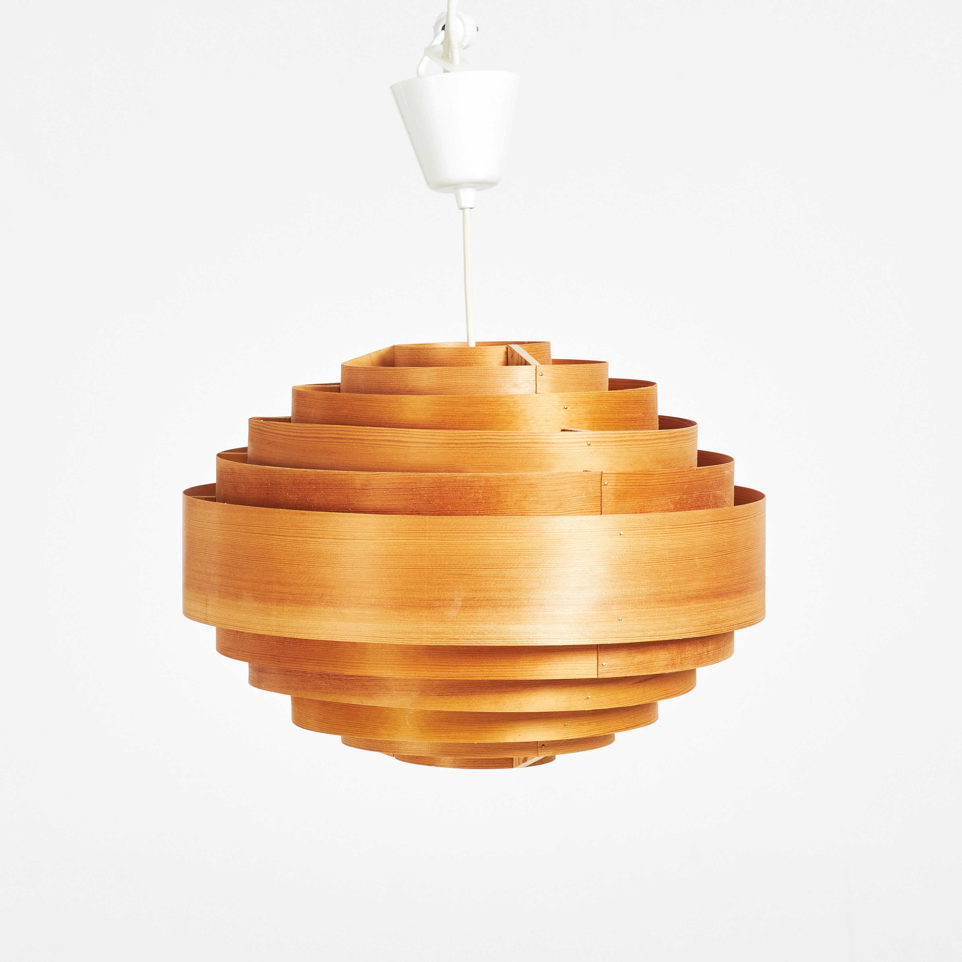 HANS-AGNE JAKOBSSON. Taklampa, 1960/70-tal, furuspån, Markaryd.