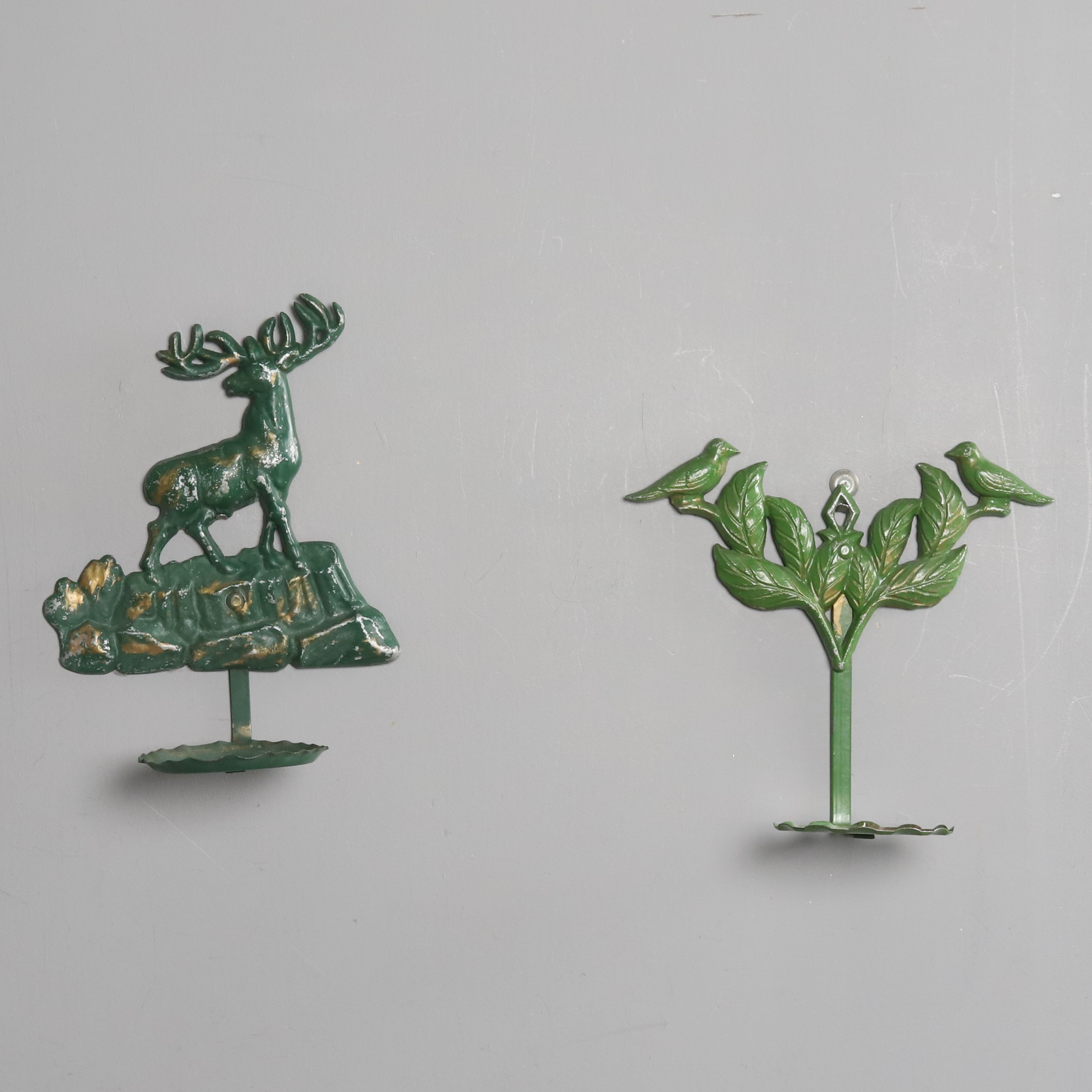 LJUSHÅLLARE. 2 st, bemålad metall, 1900-tal.