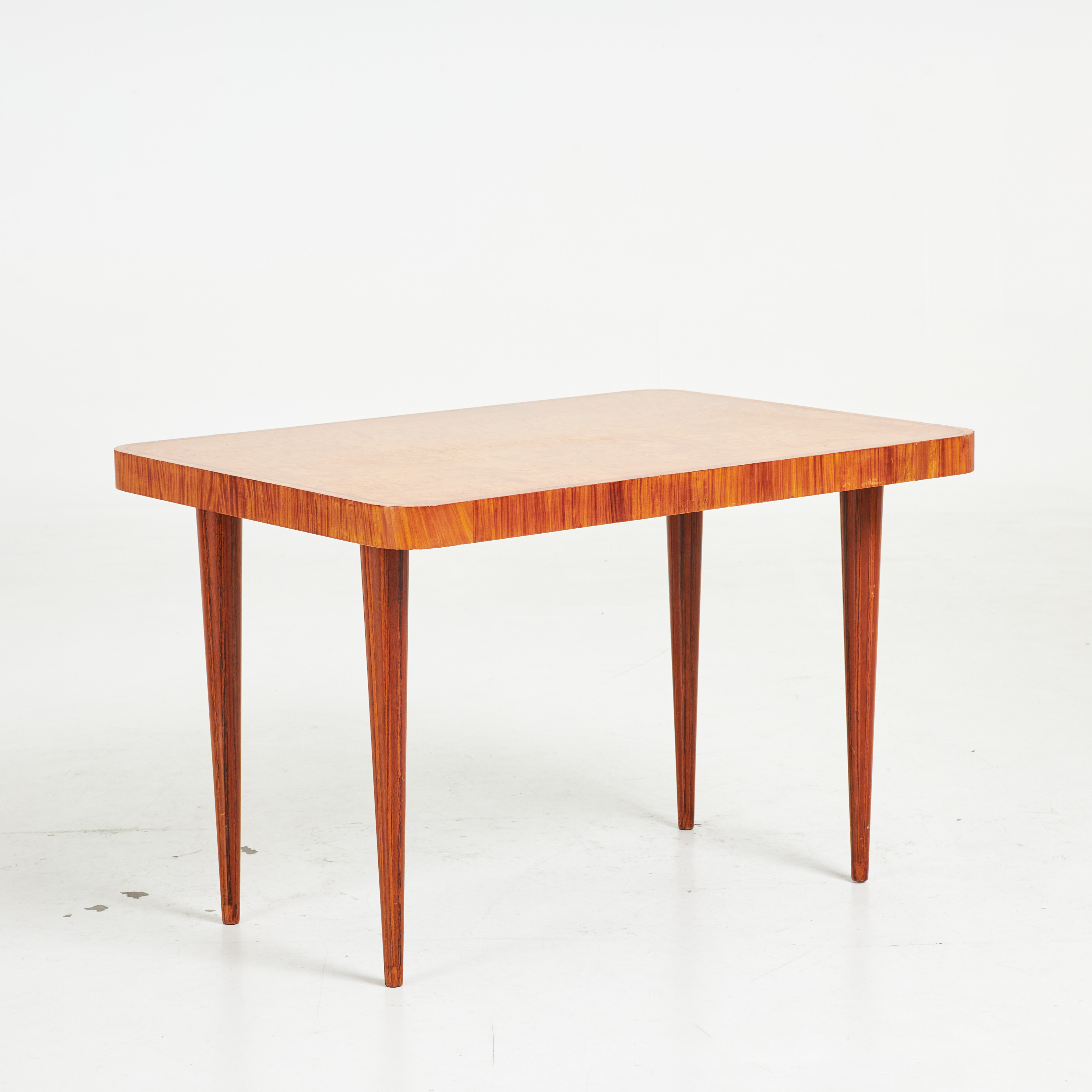 DAVID NILSON. Bord, rotfanér, fanerat i olika träslag, Wickman & Nybergs Möblerings- och Snickeriverkstad, Stockholm April 1938.