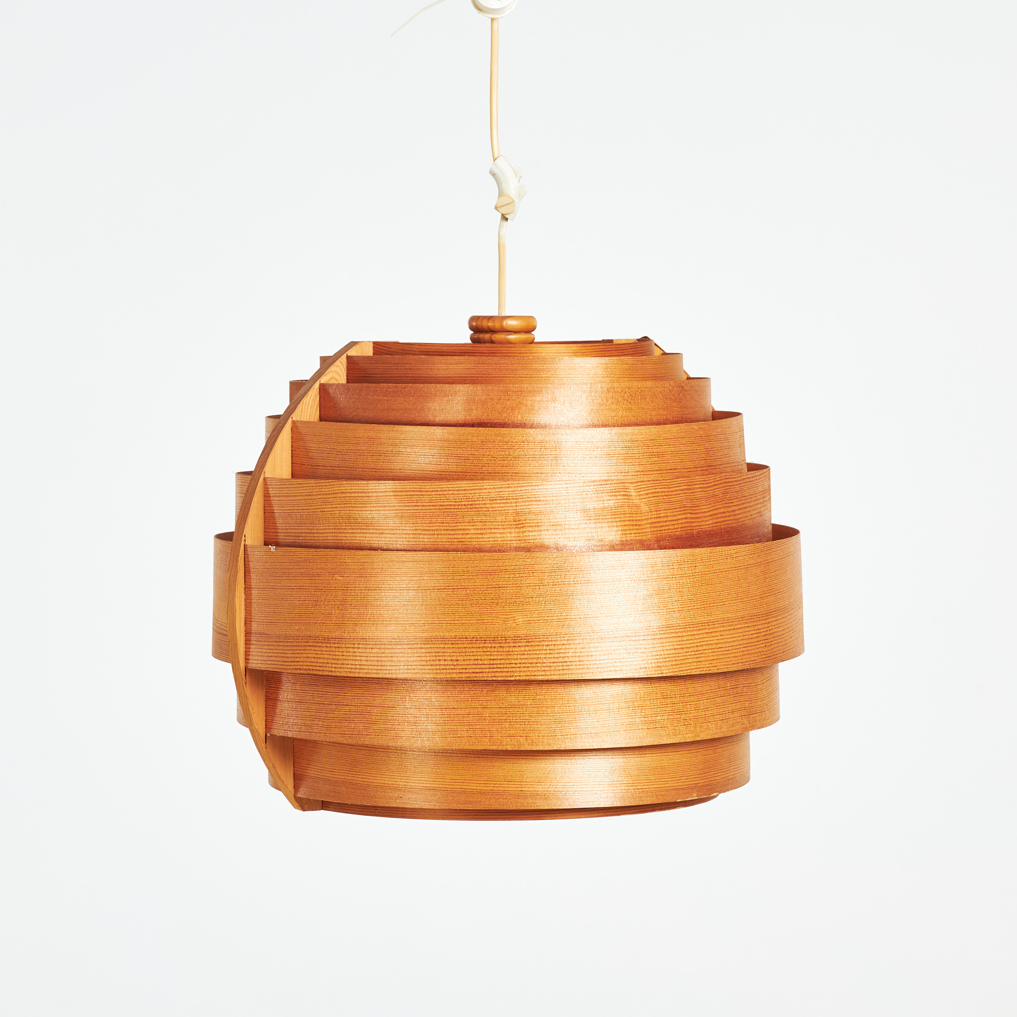 HANS-AGNE JAKOBSSON. Taklampa, 1960/70-tal, furuspån, Markaryd.