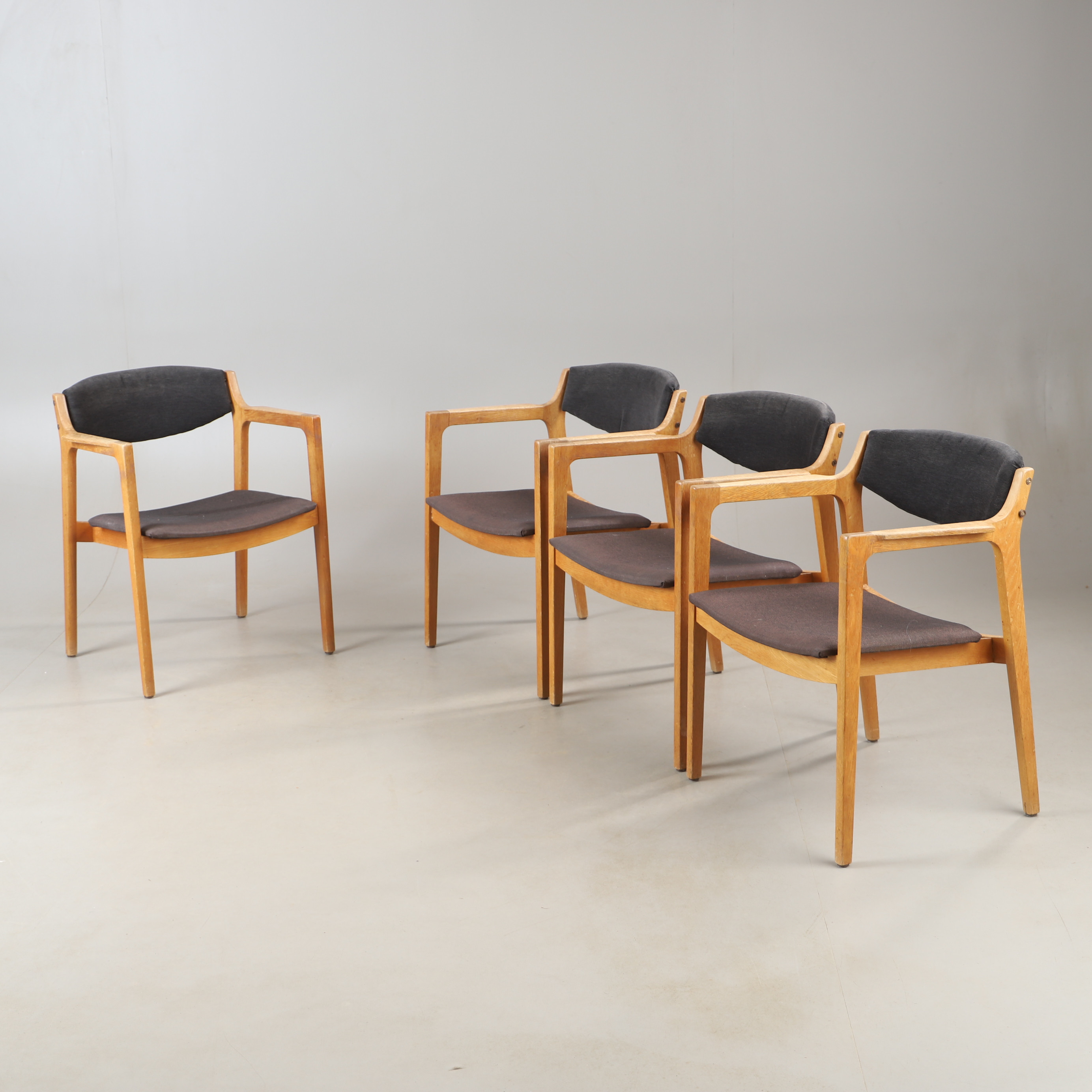 KARMSTOLAR, 4 stycken, ek med textilklädsel, 1900-talets mitt.