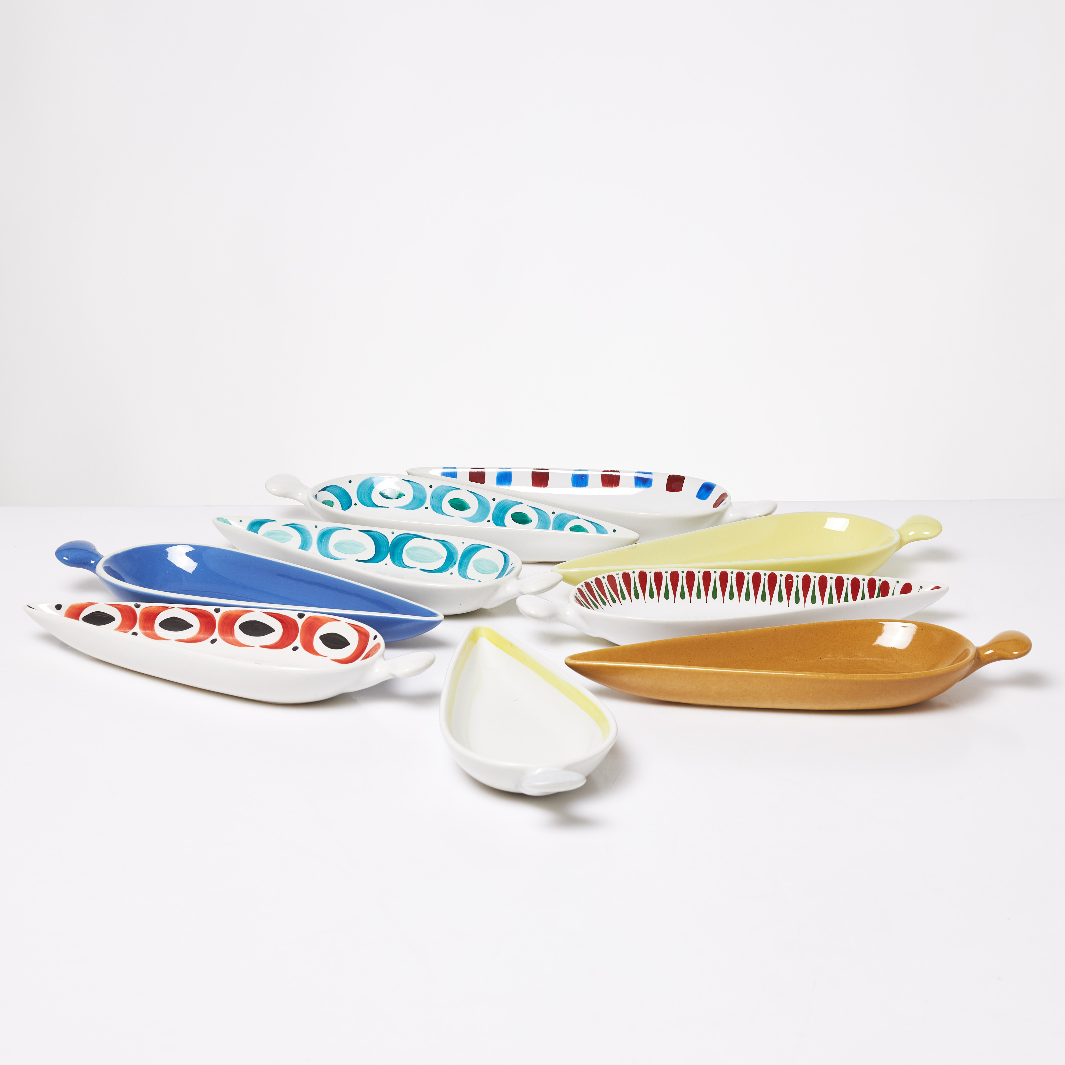 STIG LINDBERG. Fat 9 st, "Båge", Gustavsberg, varierande dekor samt färgställning.