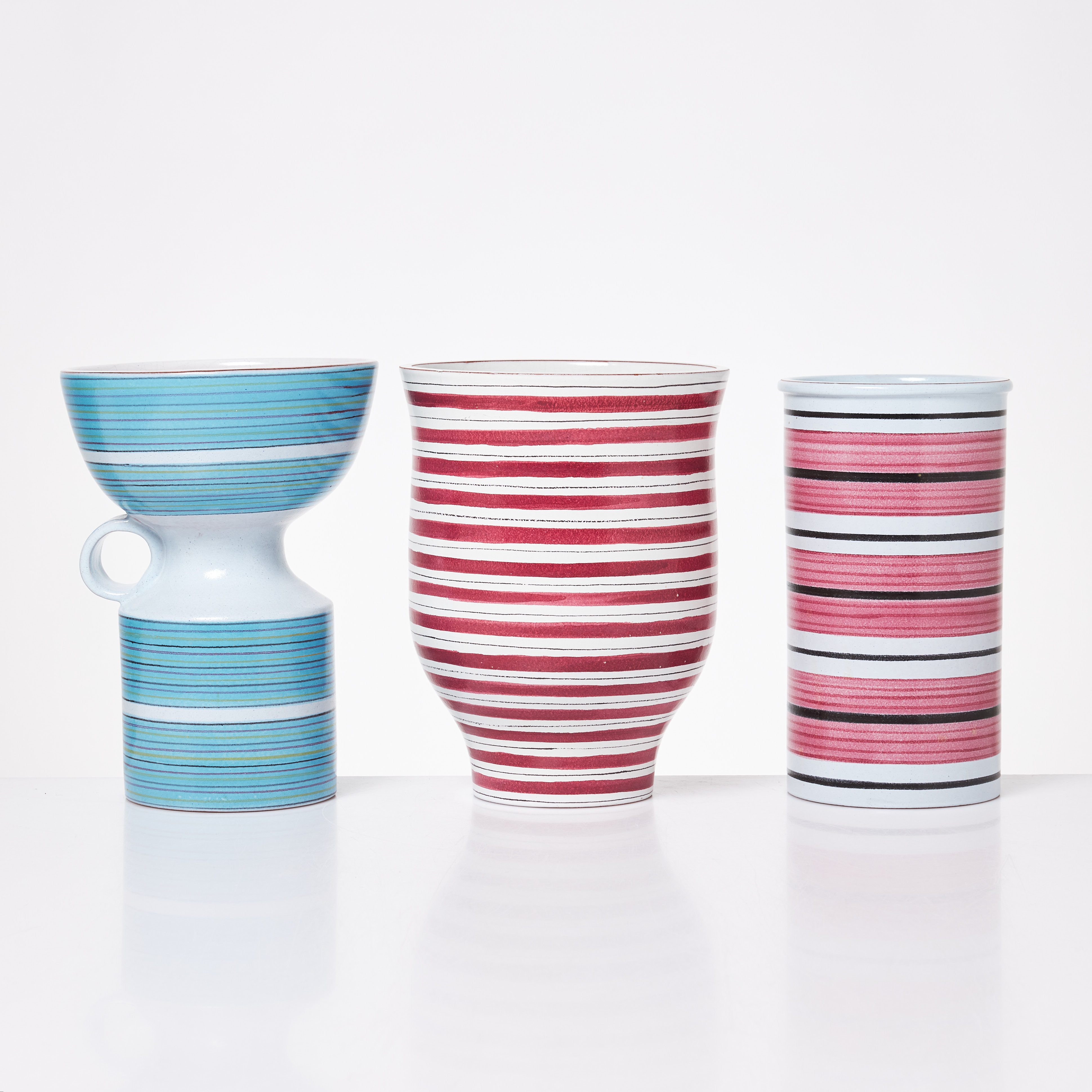 STIG LINDBERG. Vaser 3 st, Gustavsberg, fajans, linjerad dekor, signerade med studiohanden, stämpelmärkta handdrejade.