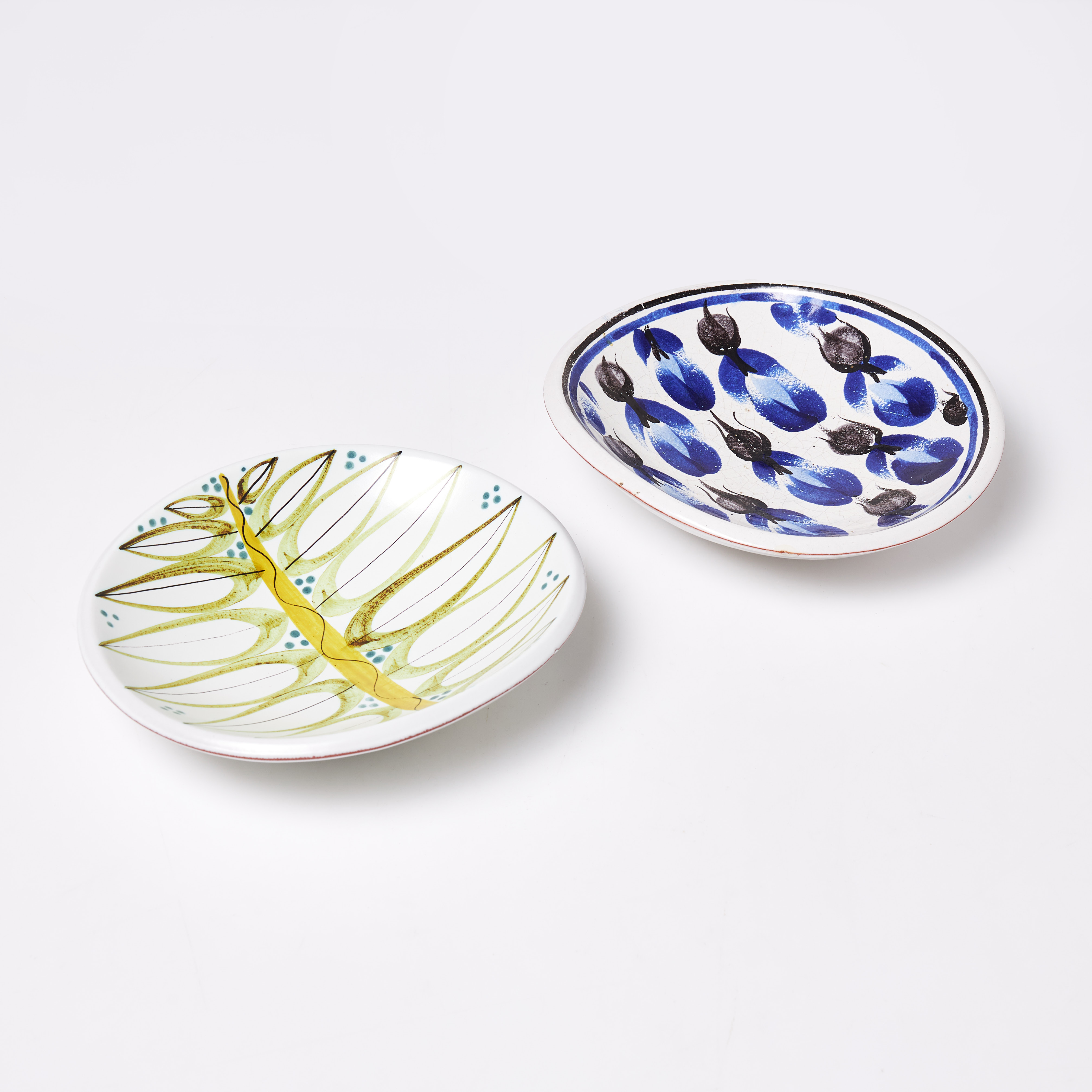 STIG LINDBERG. Fat, 2 st, fajans, målad dekor, målad signatur.