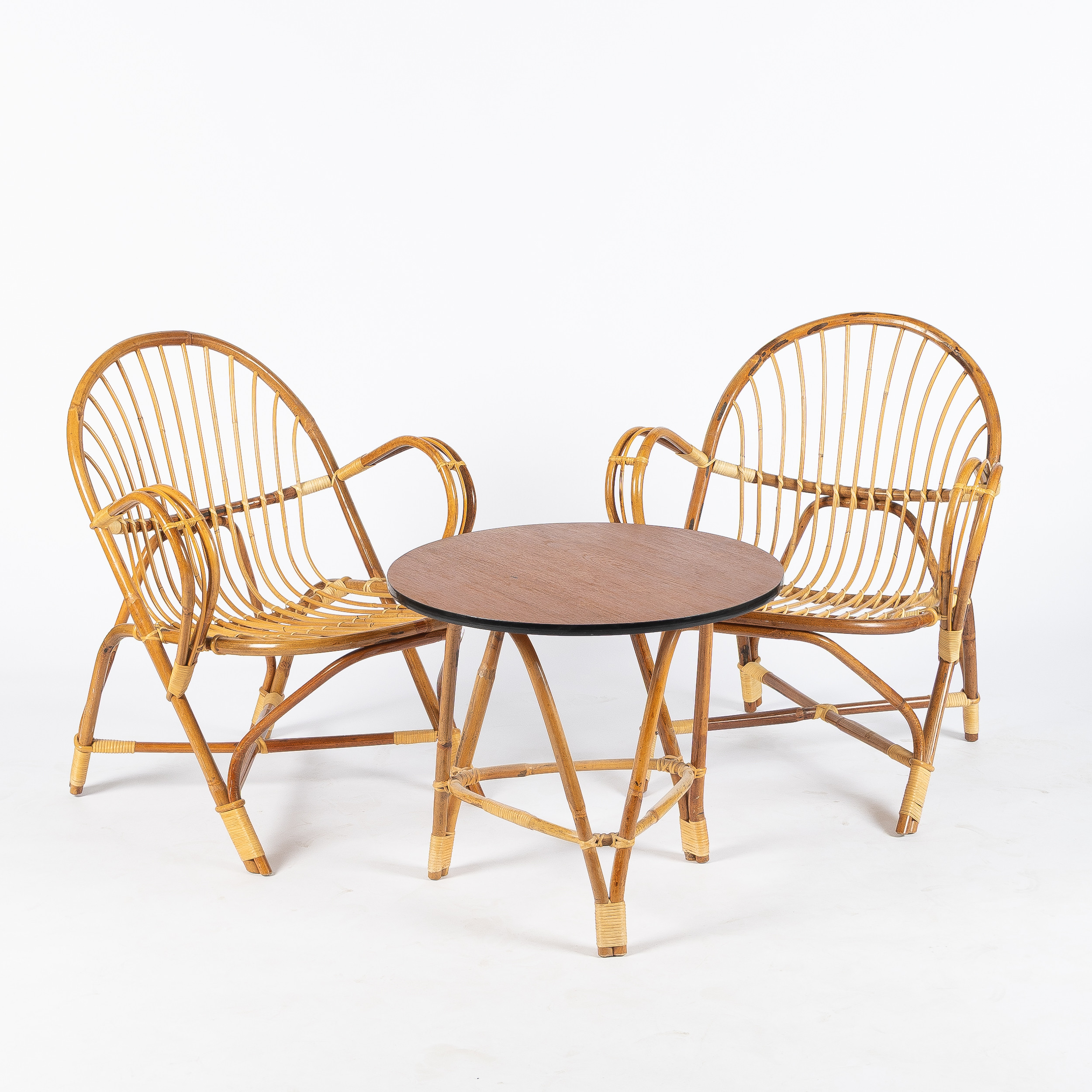 FÅTÖLJER, ett par, med bord, rotting, 1900-talets andra hälft.