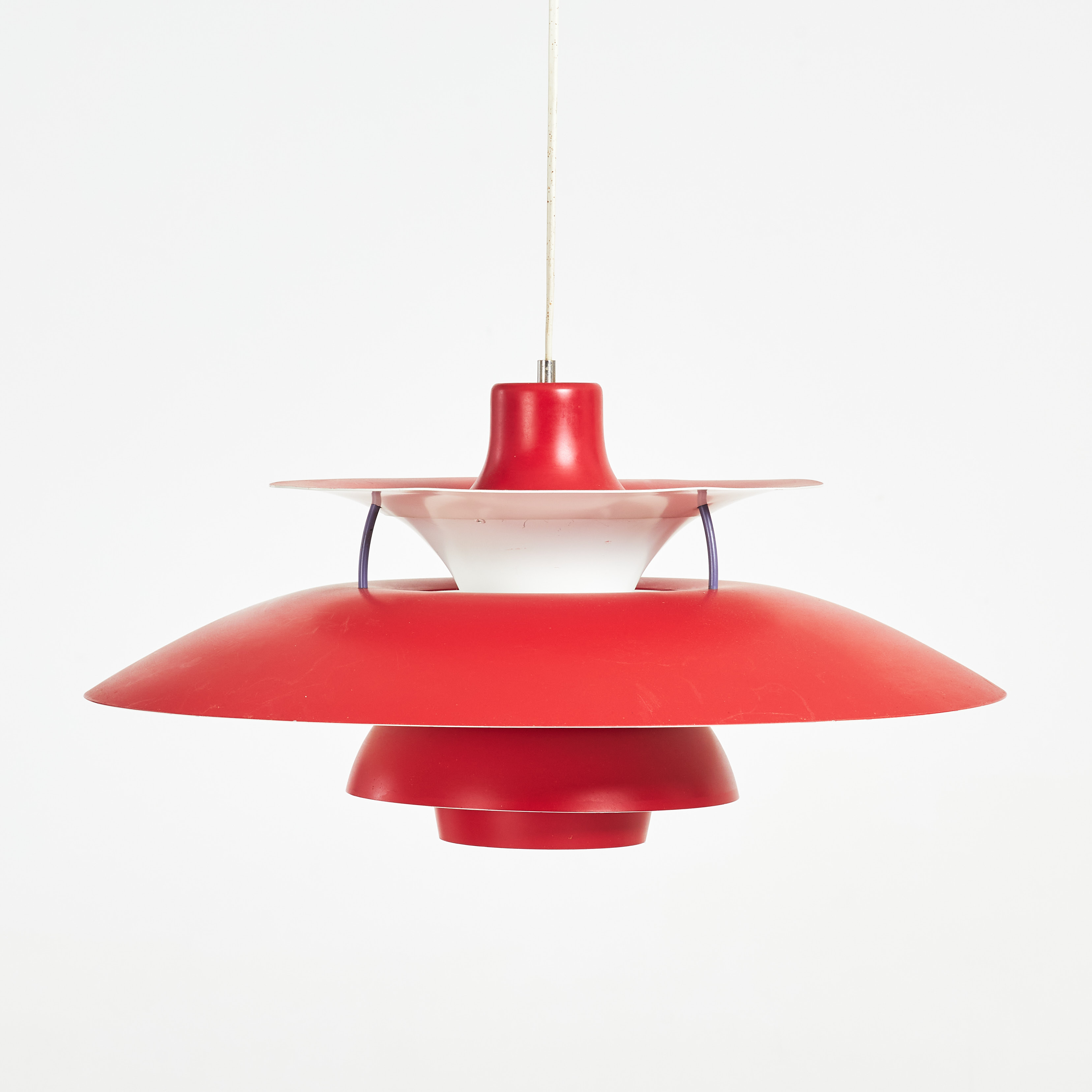 POUL HENNINGSEN. Taklampa "PH5", takarmatur, Louis Poulsen, Danmark, röd, vit och blålackerad.