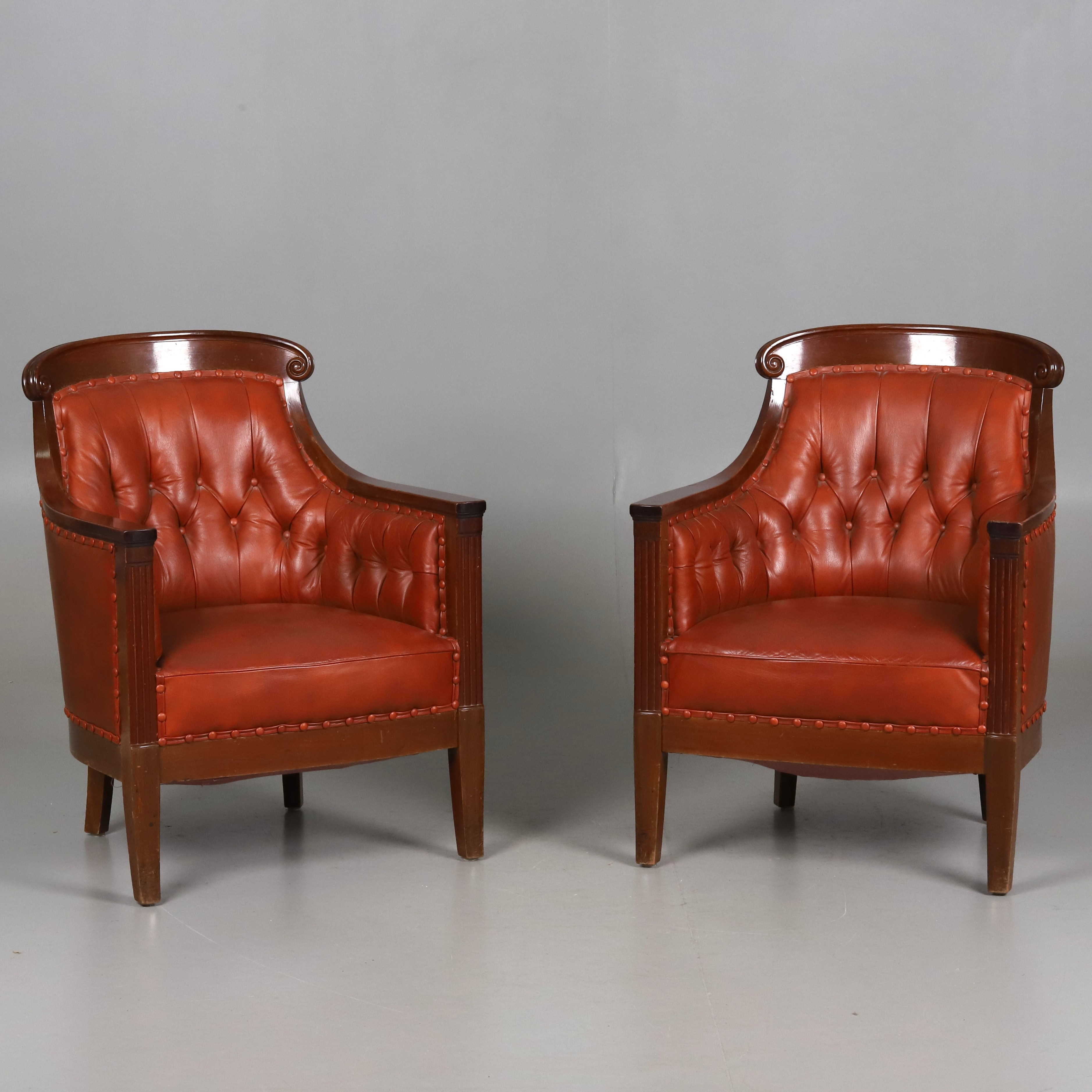 FÅTÖLJER. Ett par. Trä och skinn, 1900-talets andra del.