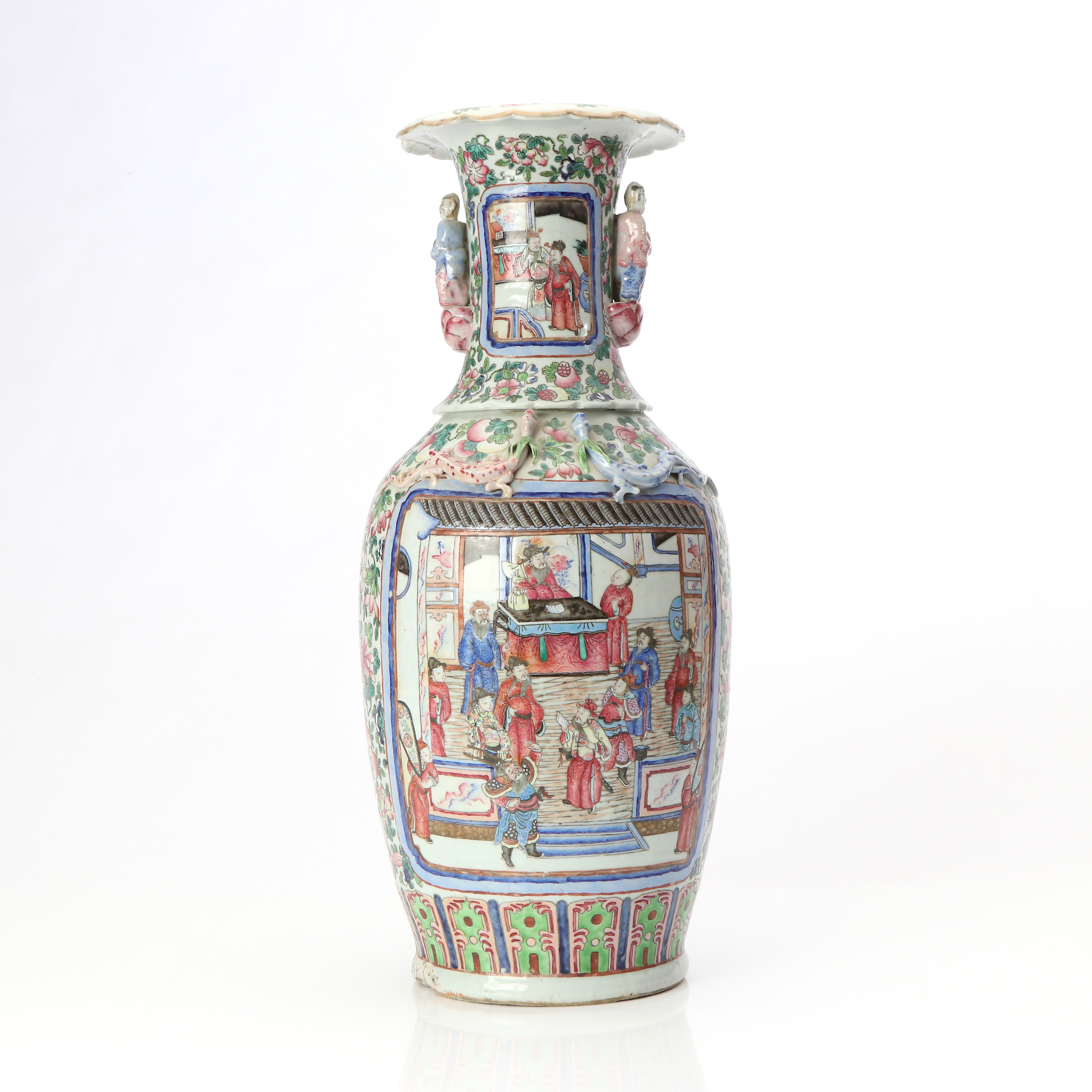 GOLVVAS. Porslin med polykrom dekor. Kina, ca 1880-1920.