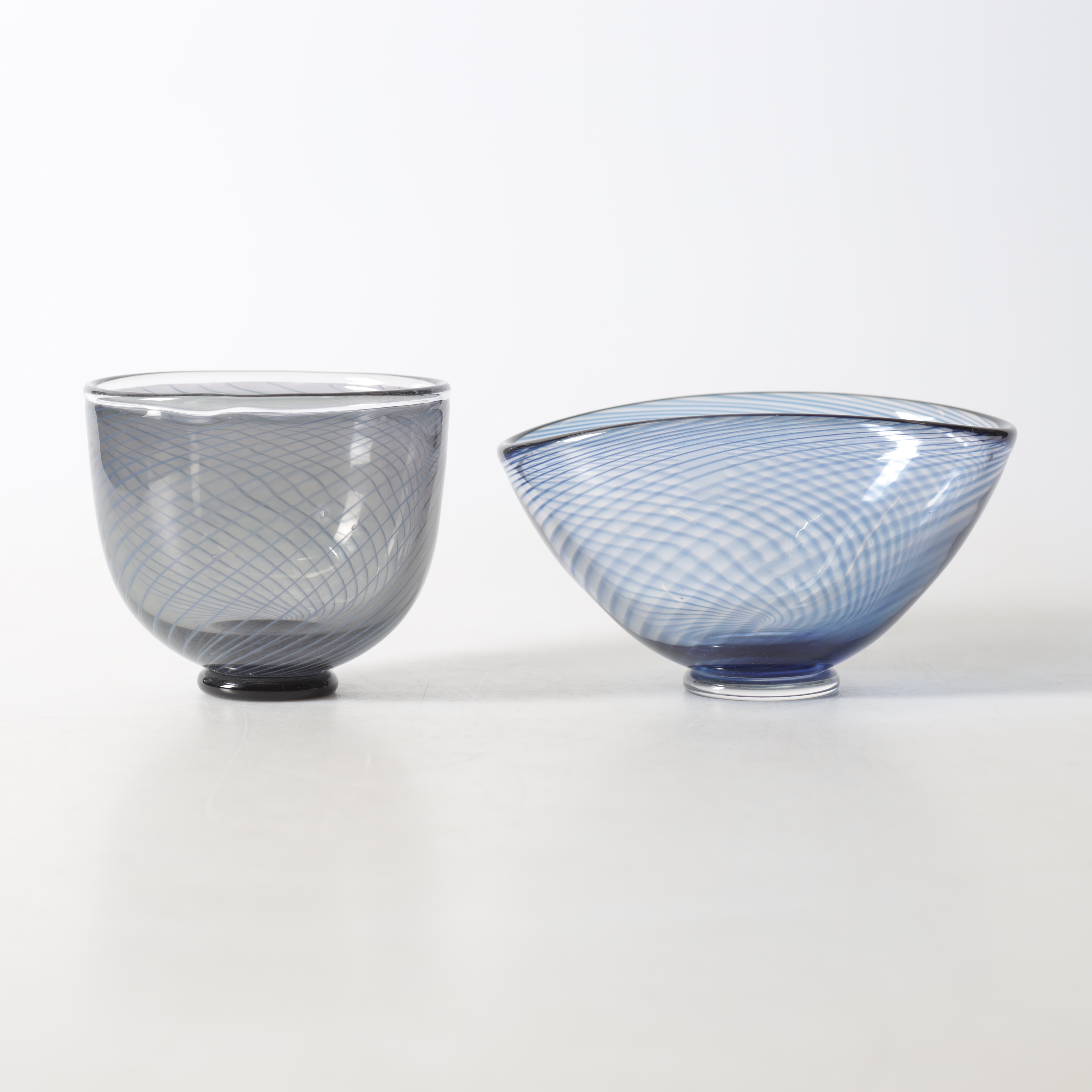 BENGT EDENFALK. Skålar, 2 st. Glas, Kosta Boda, signerade.