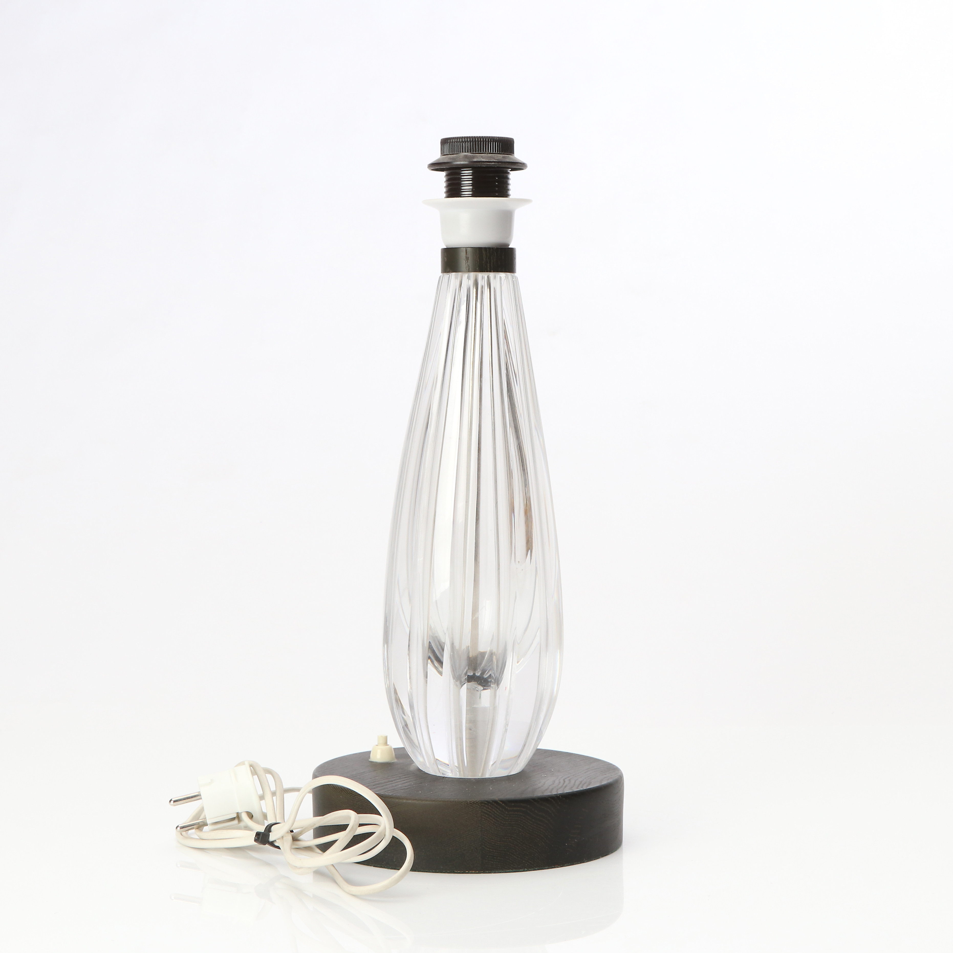 BORDSLAMPA. Glas och bemålat trä. 1900-talets andra hälft.