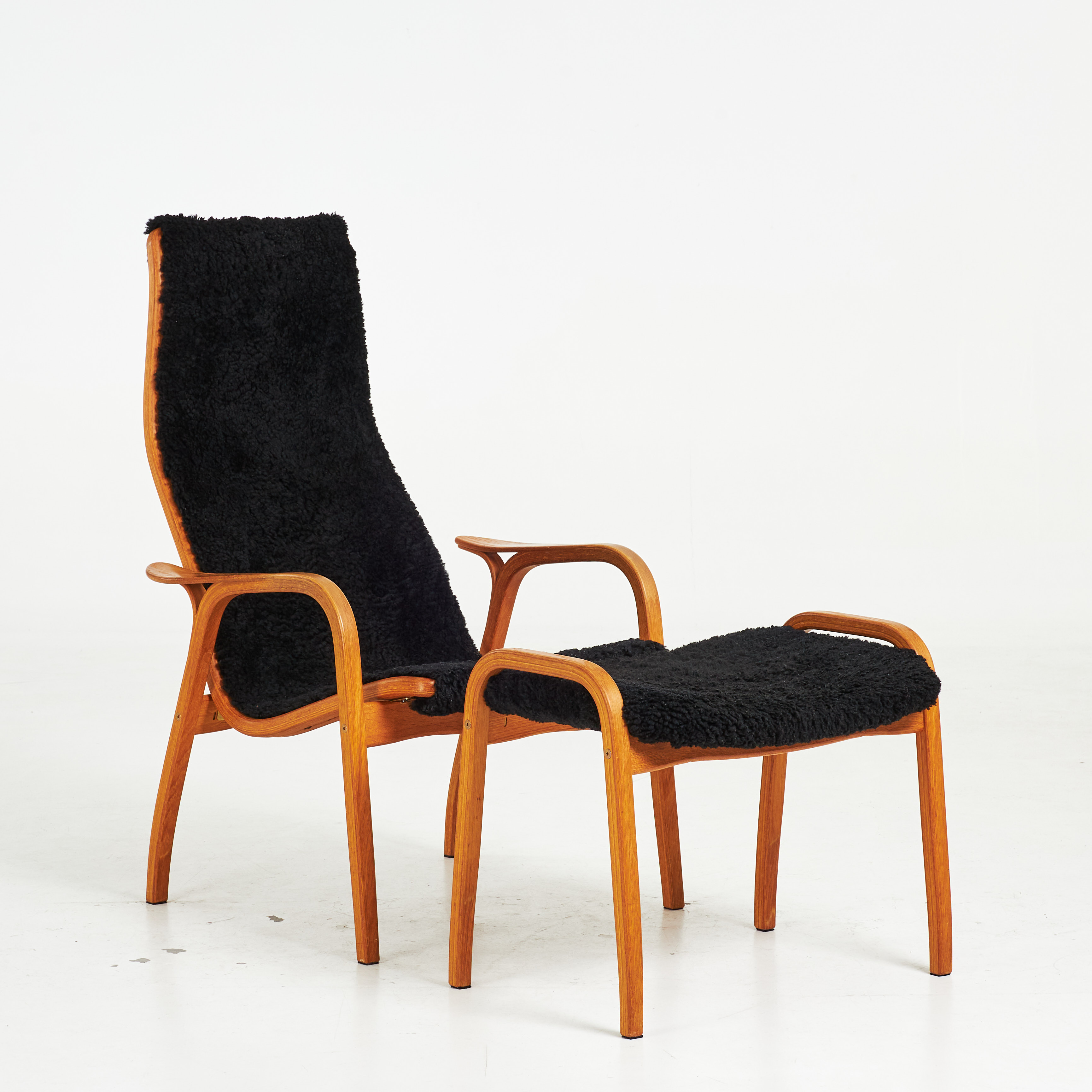 YNGVE EKSTRÖM. "Lamino", fåtölj med fotpall, Swedese, stomme i ek, fårskinnsklädsel, brännmärkning, formgivningsår 1956.