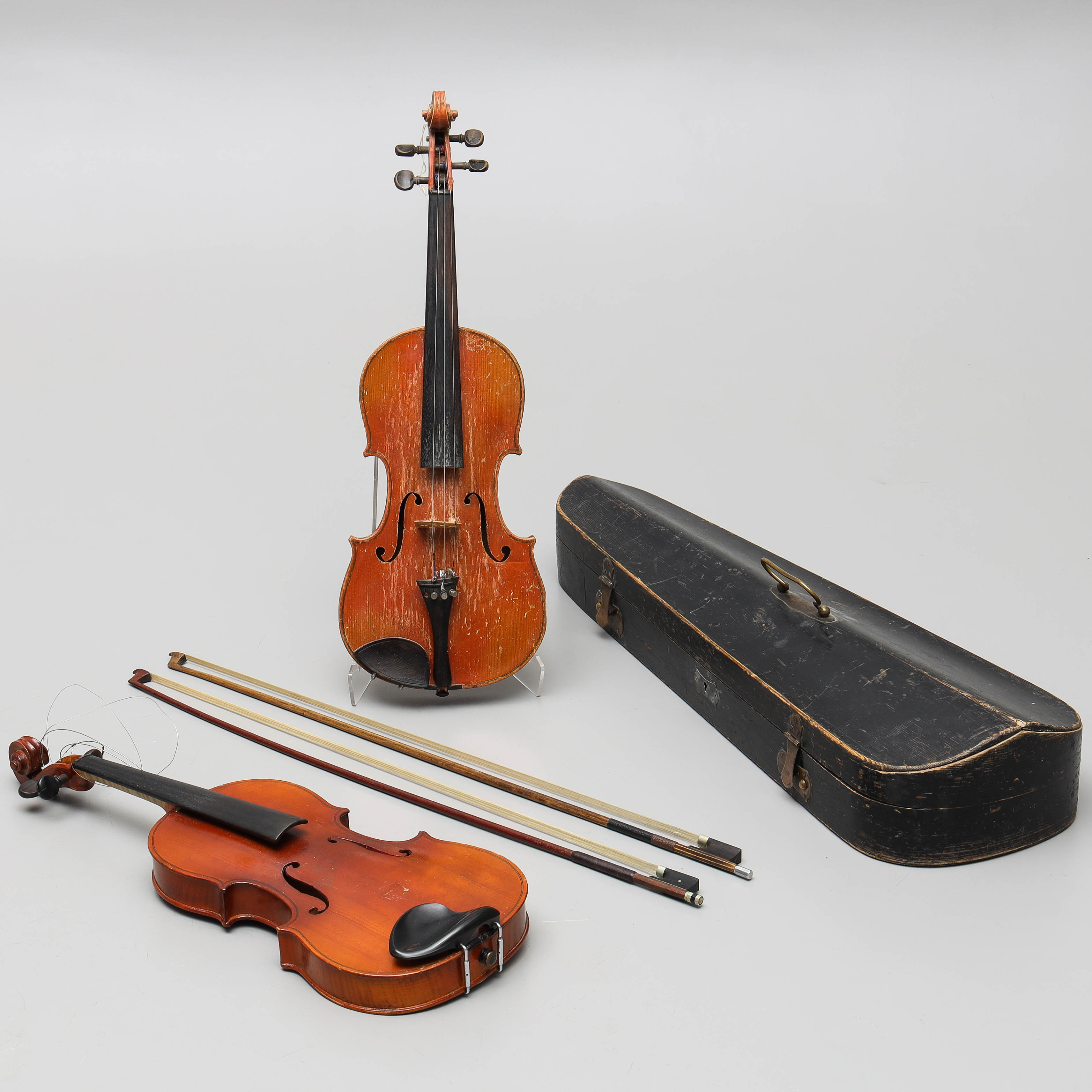FIOLER, med stråkar samt väskor, 2 st, etikettmärkta efter Antonio Stradivarius, 1800-tal.