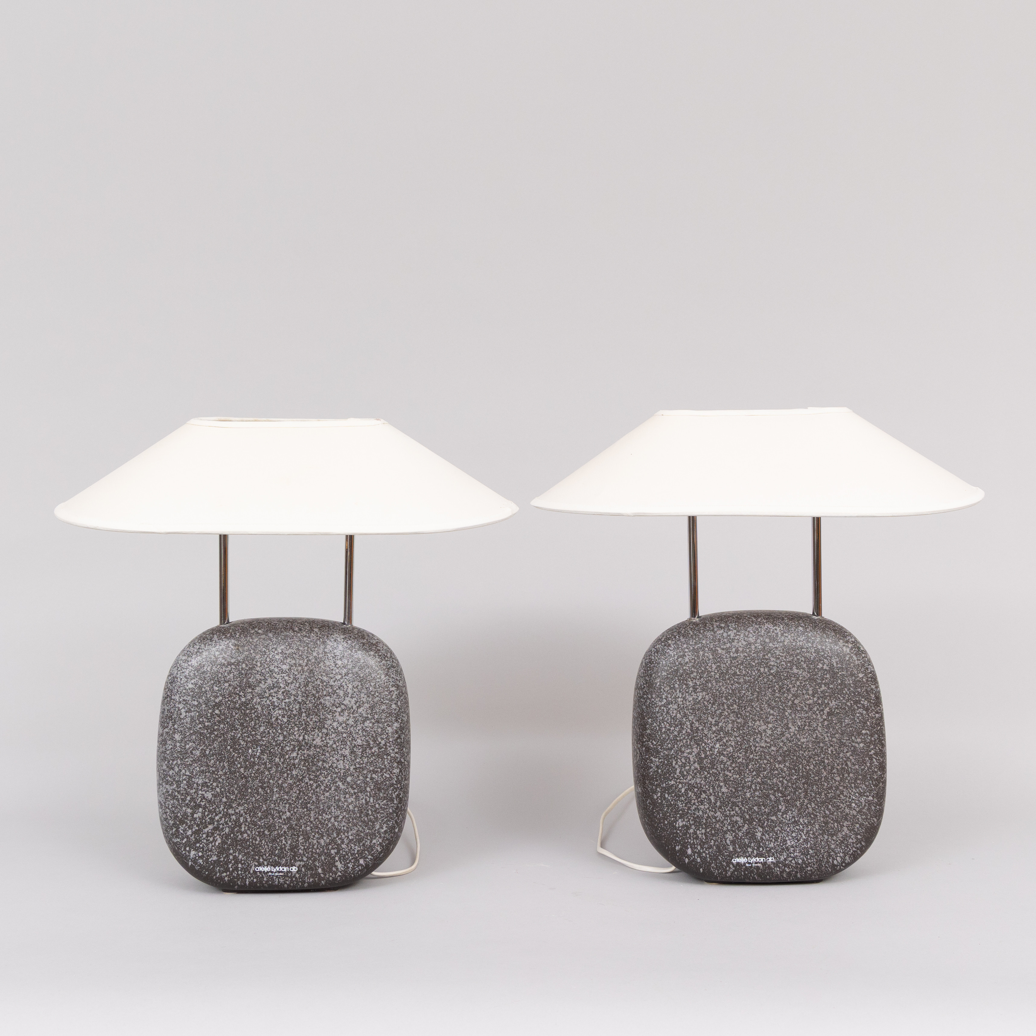 BORDSLAMPOR, 2 st, glaserat stengods, Atlejé lyktan AB, Åhus.