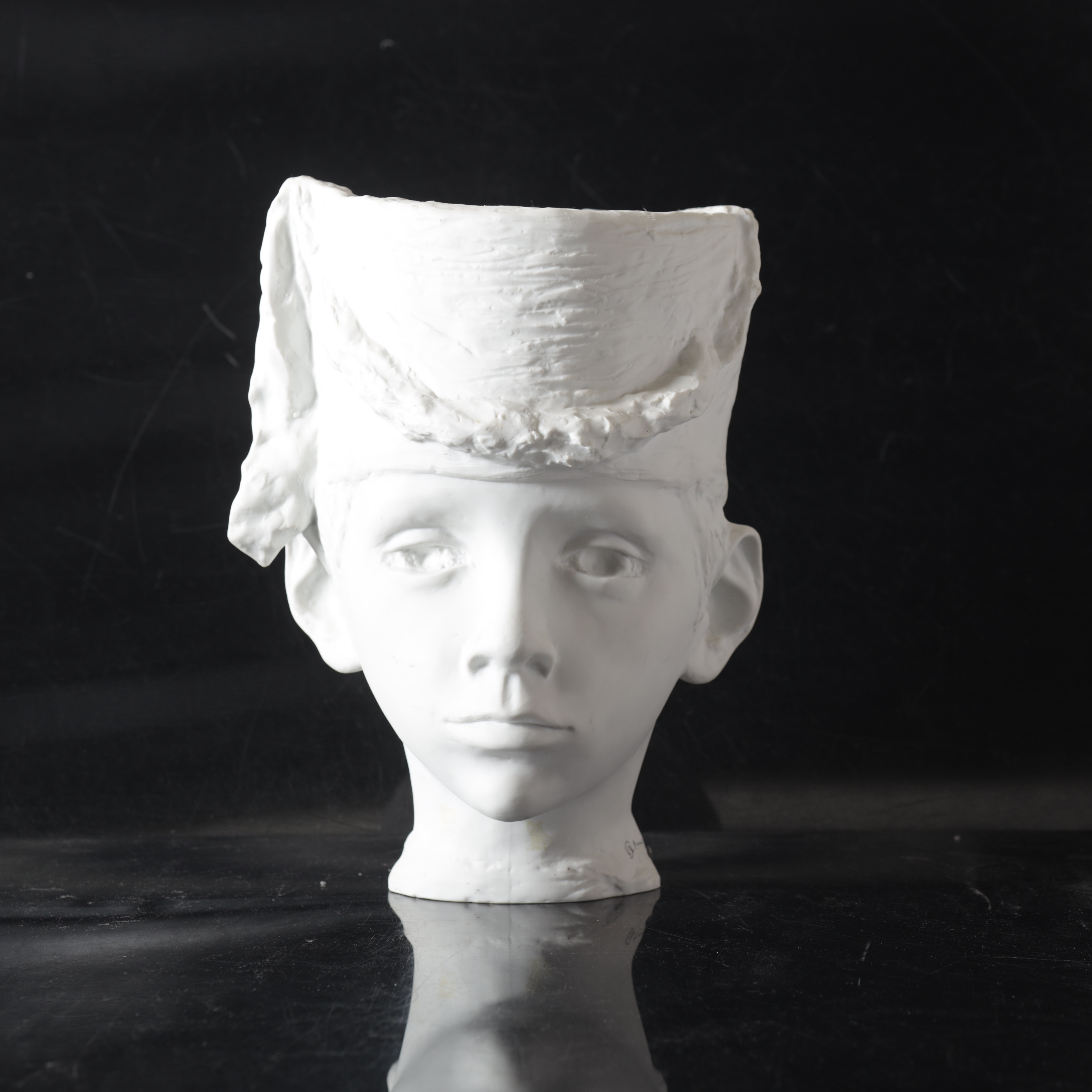 OIDENTIFIERAD KONSTNÄR. Skulptur, gips, Bidasoa, Spanien, signerad.