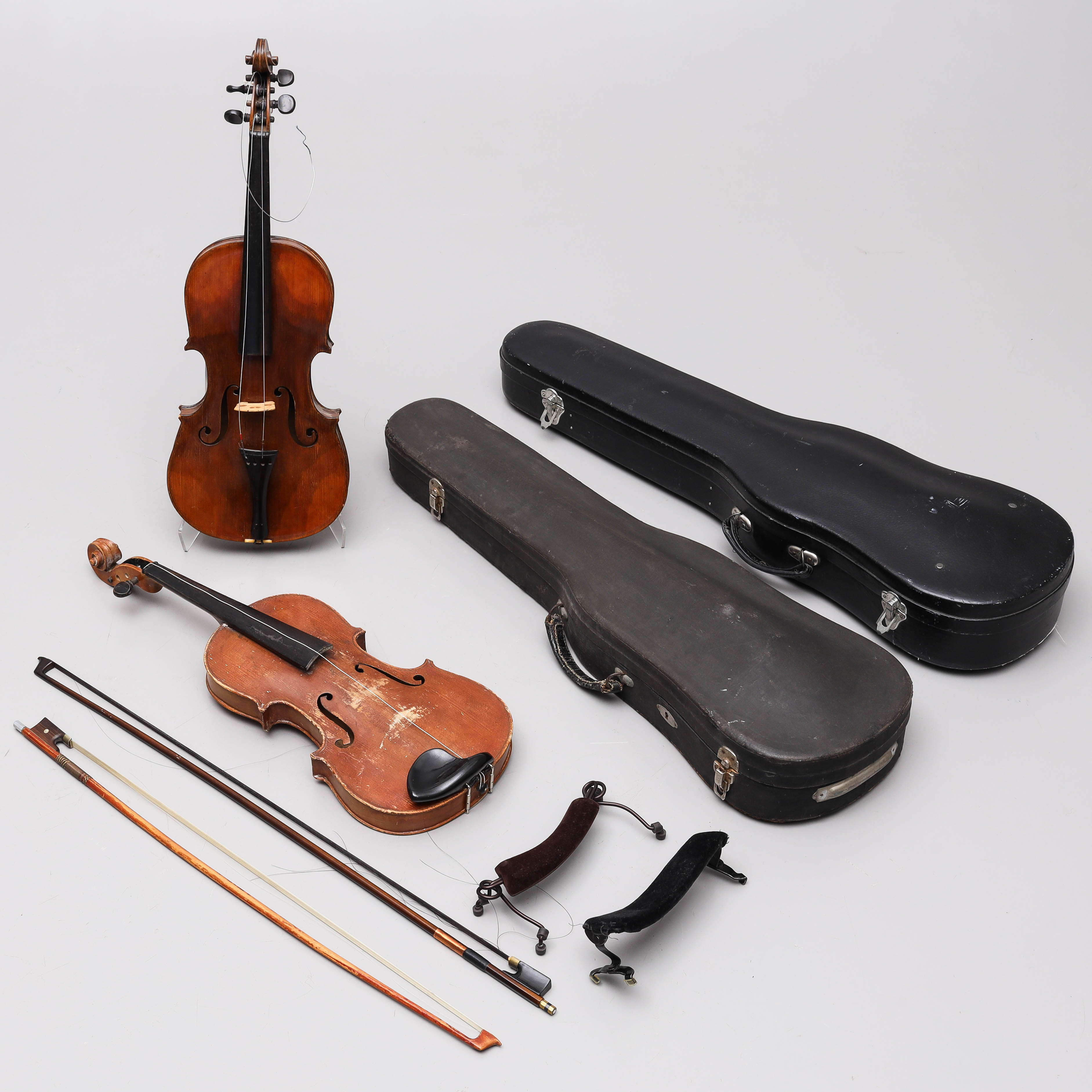 FIOLER, med stråkar samt väskor, 2 st, replikor efter Antonius Stradivarius, 1800-tal.