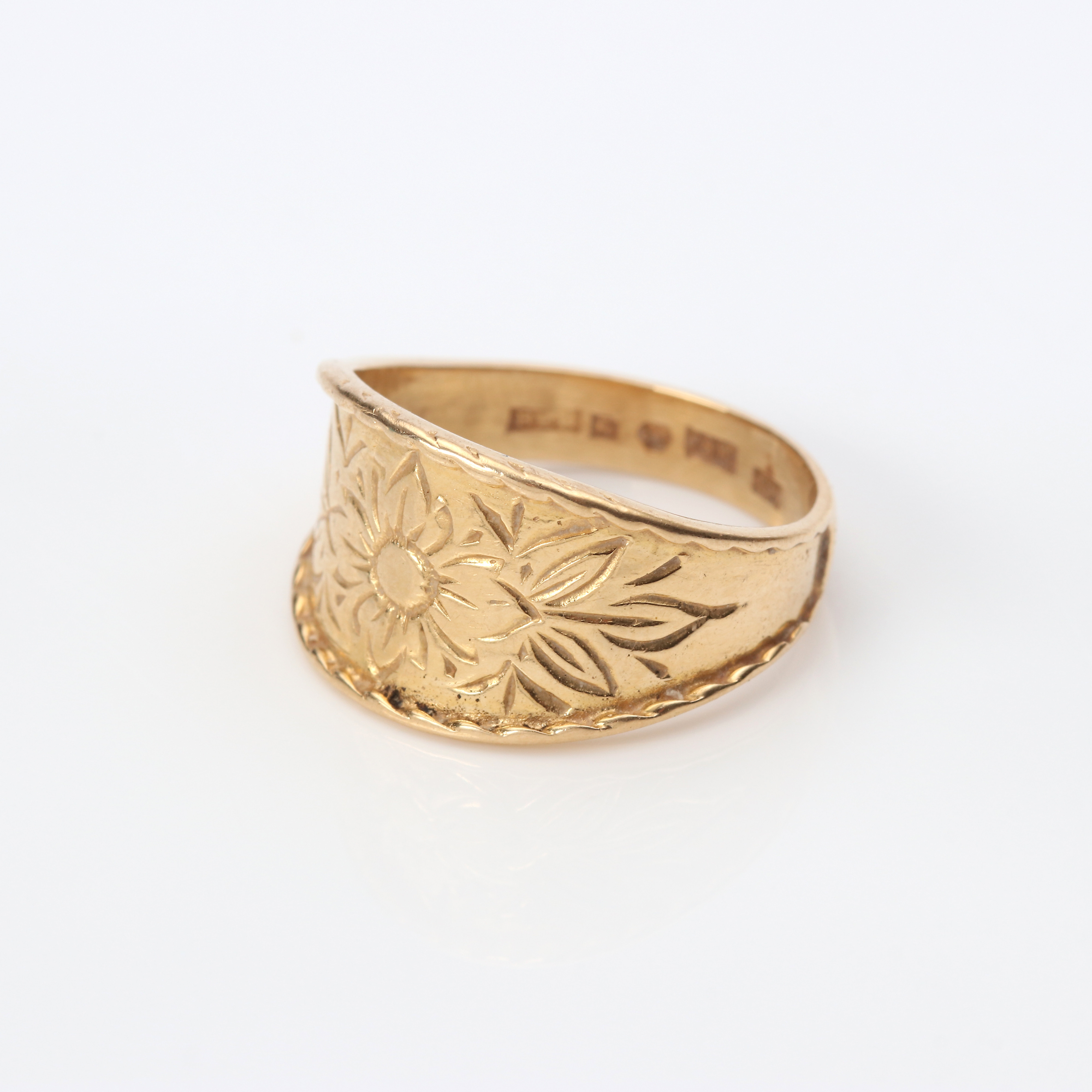 RING MED BLOMMA. 18k guld, Bengt Hallbergs guldsmide, Köping 1995, vikt ca 4,6 gram.