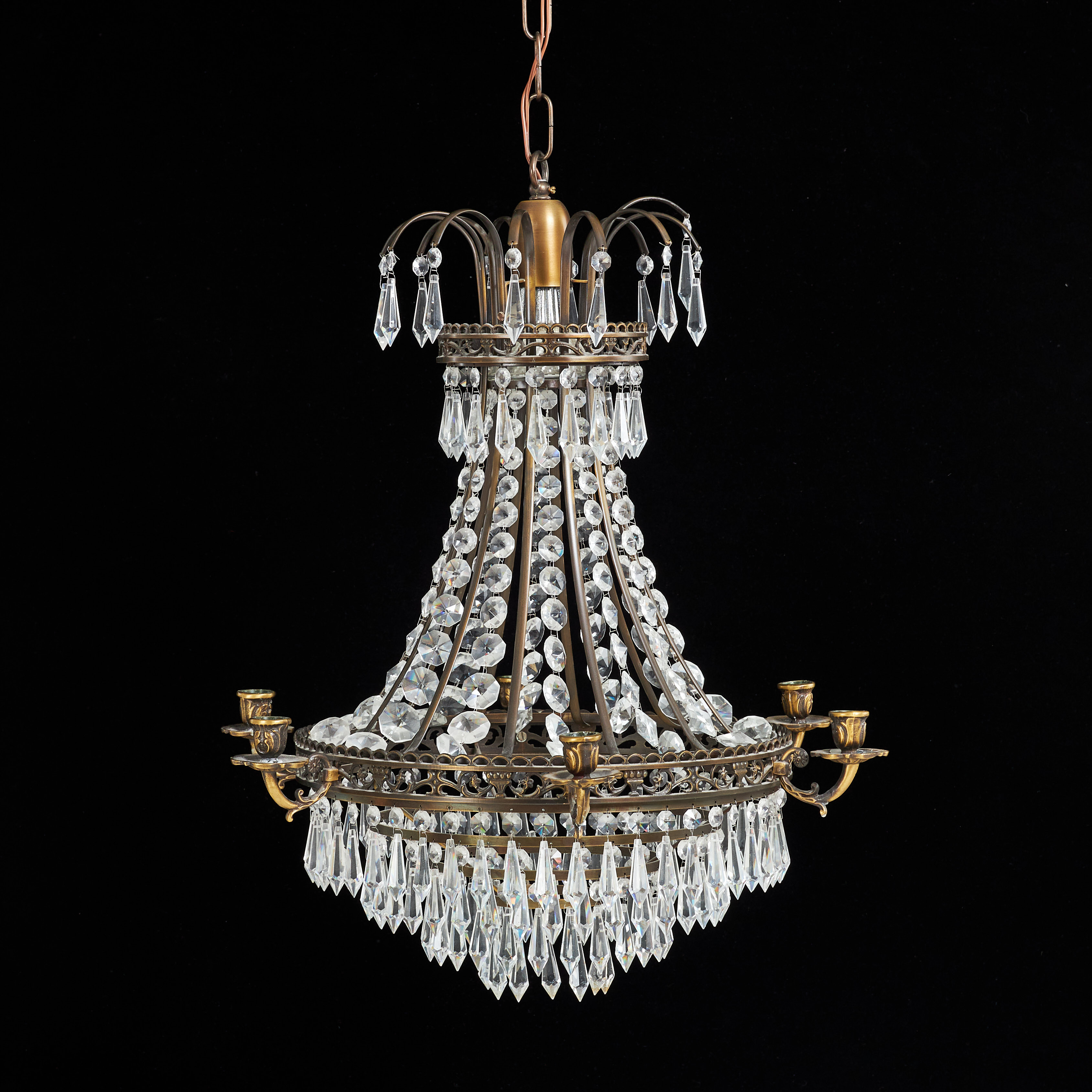 LJUSKRONA, samtida, metallstomme, behängd med prismor, 6 ljusarmar.